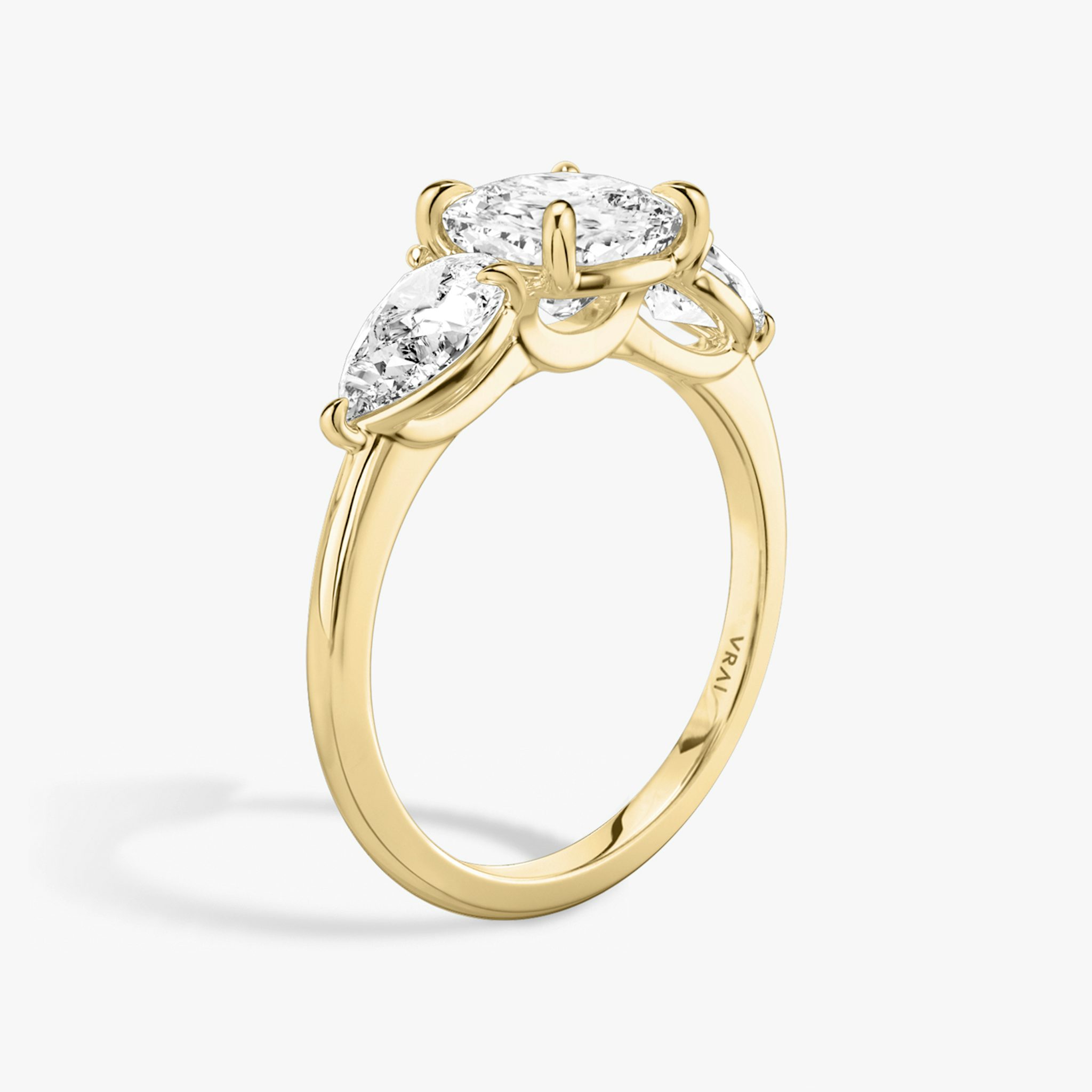 Three Stone | Cushion | 18k | Gelbgold | bandAccent: Ohne Pavé-Besatz | sideStoneCarat: 0.50ct | sideStoneShape: Tropfen | diamondOrientation: vertical | caratWeight: other
