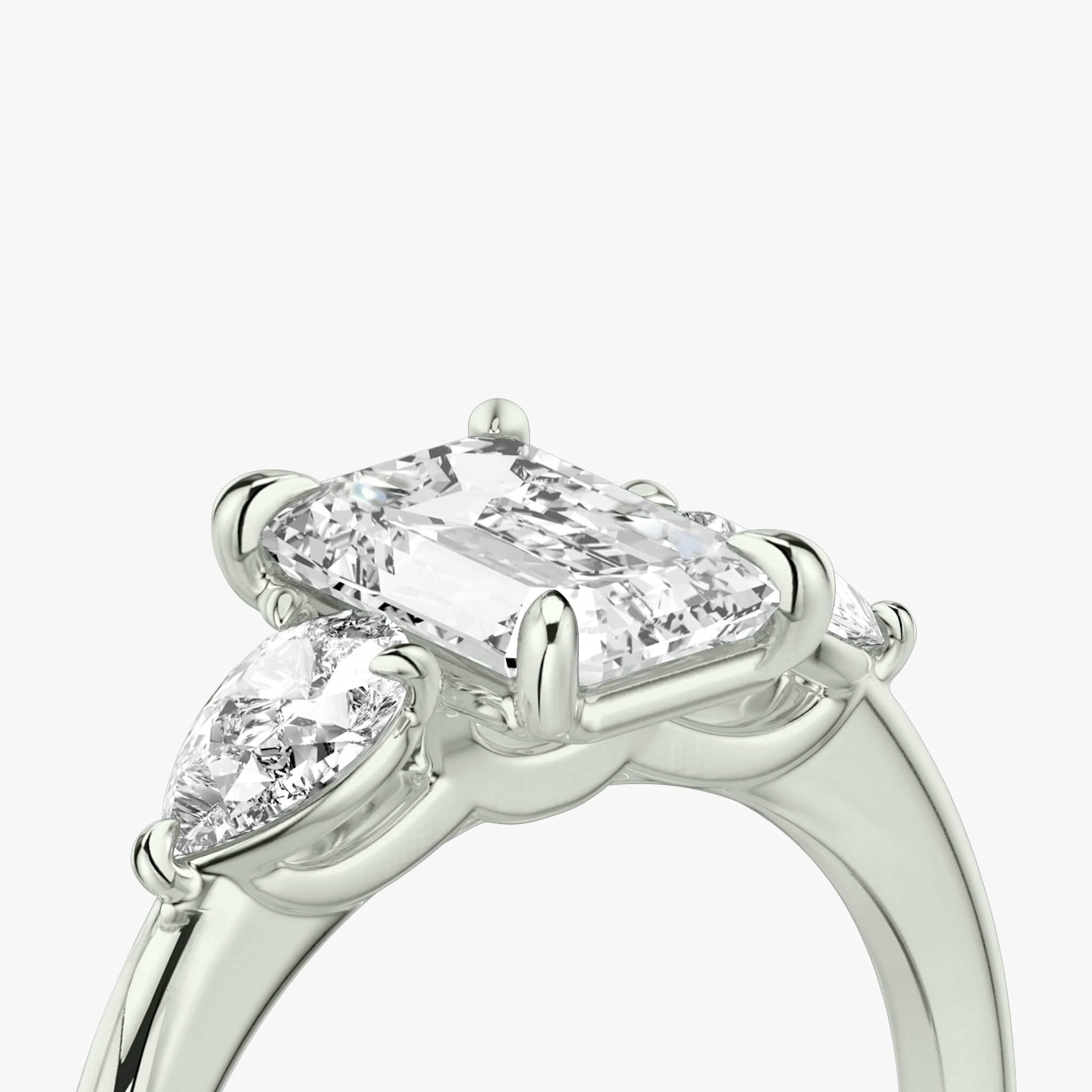 Three Stone | Emerald | Platin | bandAccent: Ohne Pavé-Besatz | sideStoneCarat: 0.25ct | sideStoneShape: Tropfen | diamondOrientation: vertical | caratWeight: other