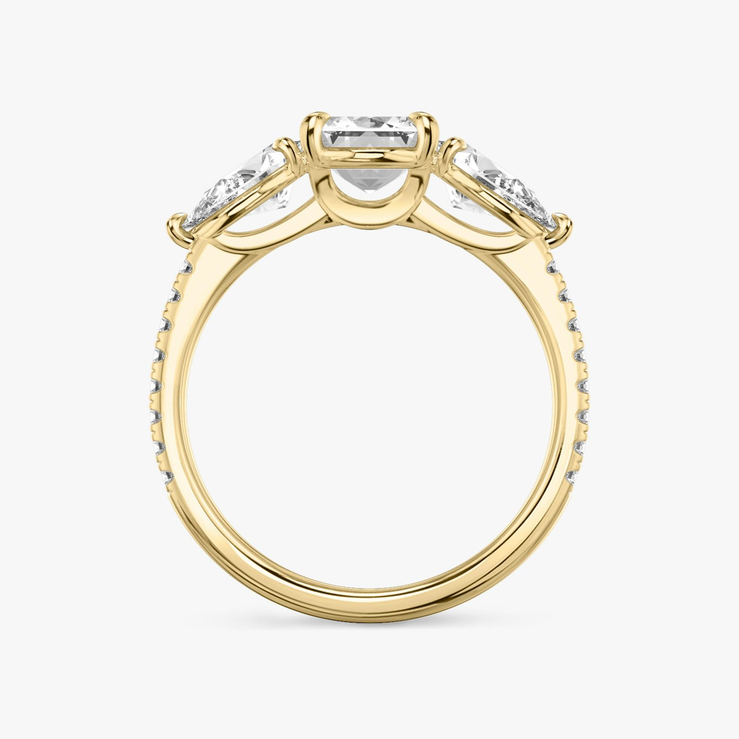 Three Stone | Emerald | 18k | Gelbgold | bandAccent: Mit Pavé-Besatz | sideStoneCarat: 0.50ct | sideStoneShape: Tropfen | diamondOrientation: vertical | caratWeight: other