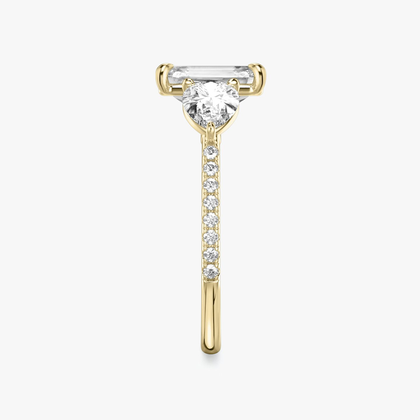 Three Stone | Emerald | 18k | Gelbgold | bandAccent: Mit Pavé-Besatz | sideStoneCarat: 0.50ct | sideStoneShape: Tropfen | diamondOrientation: vertical | caratWeight: other