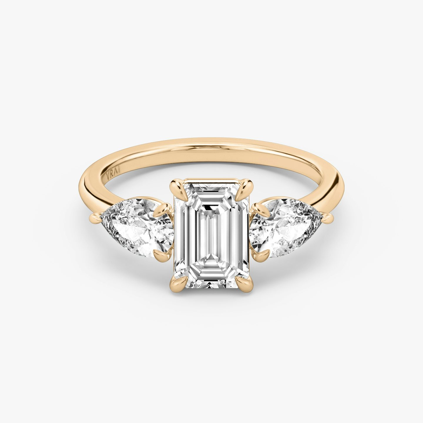 Three Stone | Emerald | 14k | Roségold | bandAccent: Ohne Pavé-Besatz | sideStoneCarat: 0.50ct | sideStoneShape: Tropfen | diamondOrientation: vertical | caratWeight: other