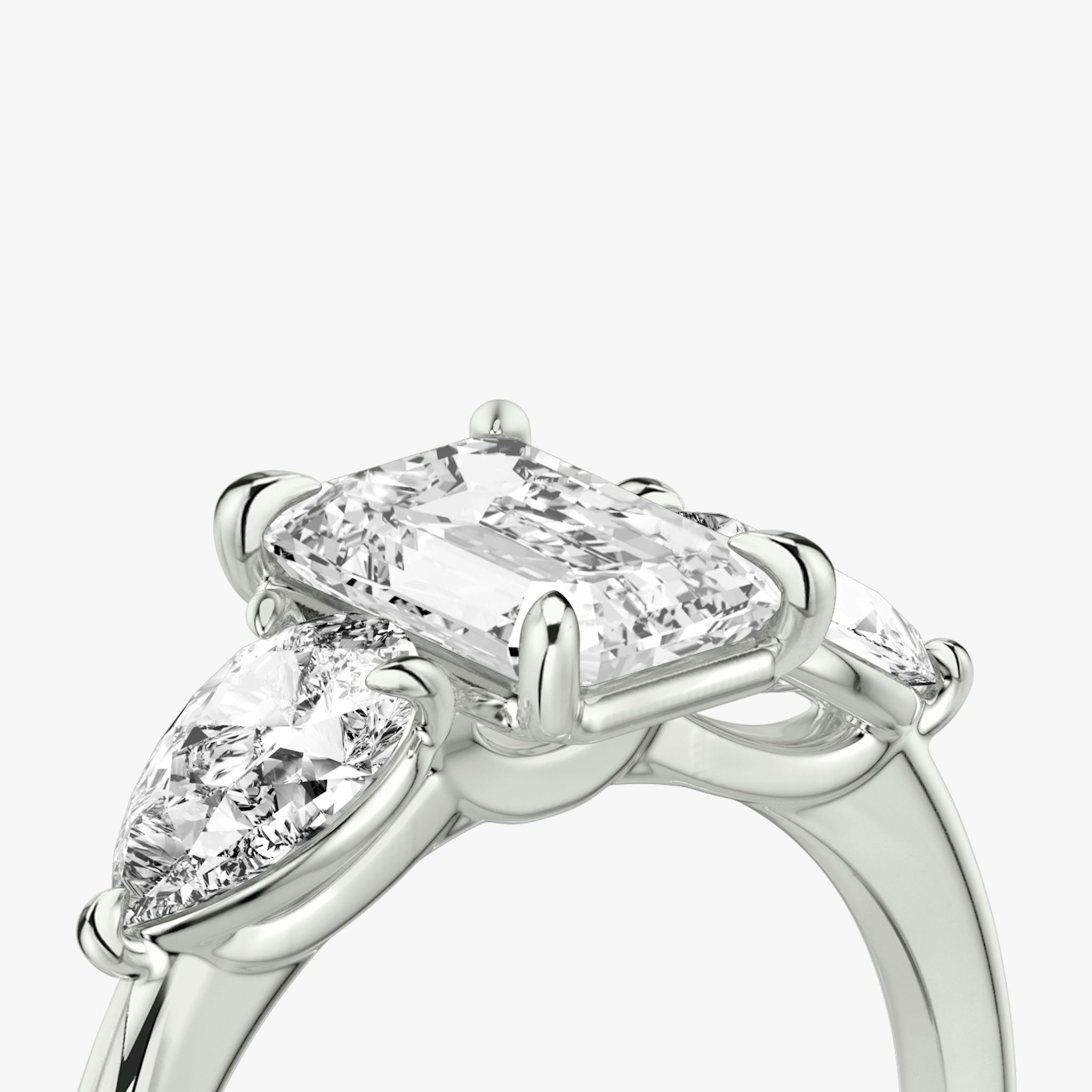 Three Stone | Emerald | 18k | Weißgold | bandAccent: Ohne Pavé-Besatz | sideStoneCarat: 0.50ct | sideStoneShape: Tropfen | diamondOrientation: vertical | caratWeight: other