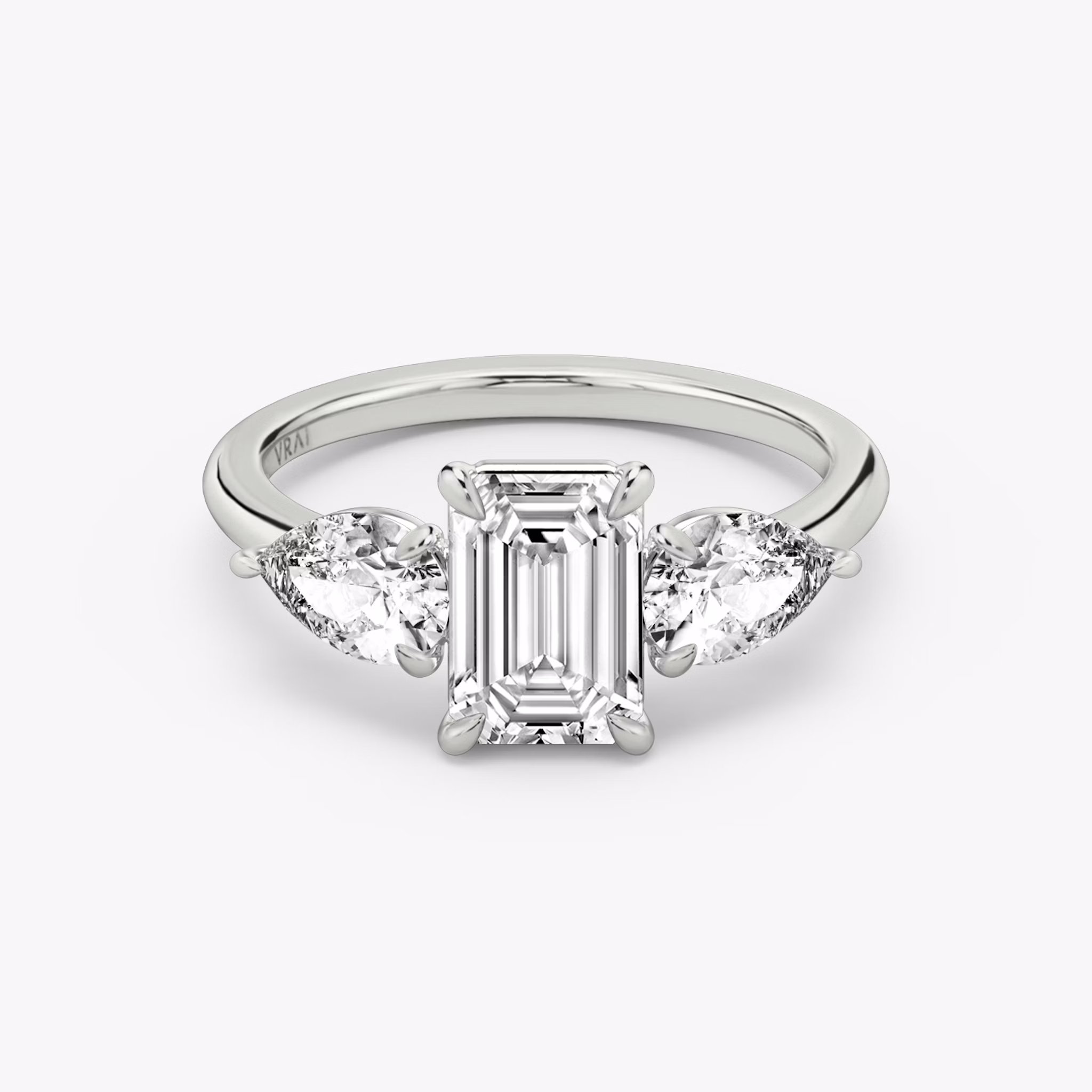 Three Stone | Emerald | 18k | Weißgold | bandAccent: Ohne Pavé-Besatz | sideStoneCarat: 0.50ct | sideStoneShape: Tropfen | diamondOrientation: vertical | caratWeight: other