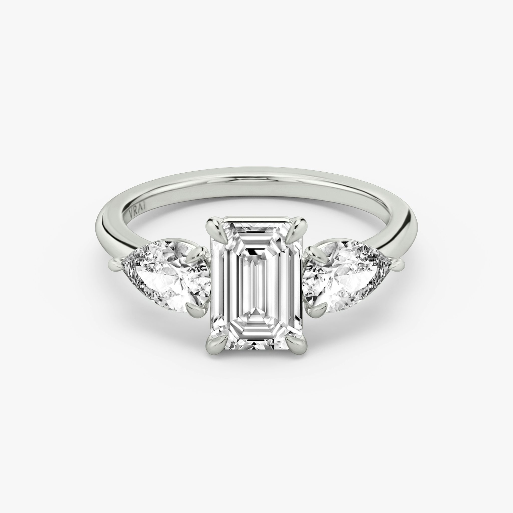 Three Stone | Emerald | 18k | Weißgold | bandAccent: Ohne Pavé-Besatz | sideStoneCarat: 0.50ct | sideStoneShape: Tropfen | diamondOrientation: vertical | caratWeight: other