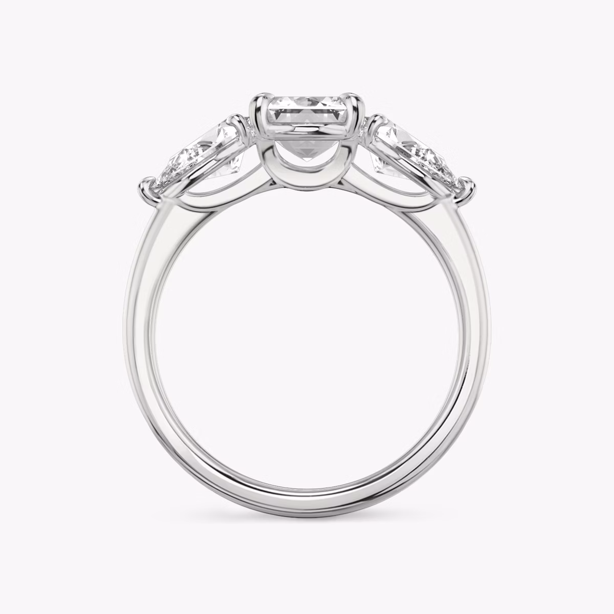 Three Stone | Emerald | 18k | Weißgold | bandAccent: Ohne Pavé-Besatz | sideStoneCarat: 0.50ct | sideStoneShape: Tropfen | diamondOrientation: vertical | caratWeight: other