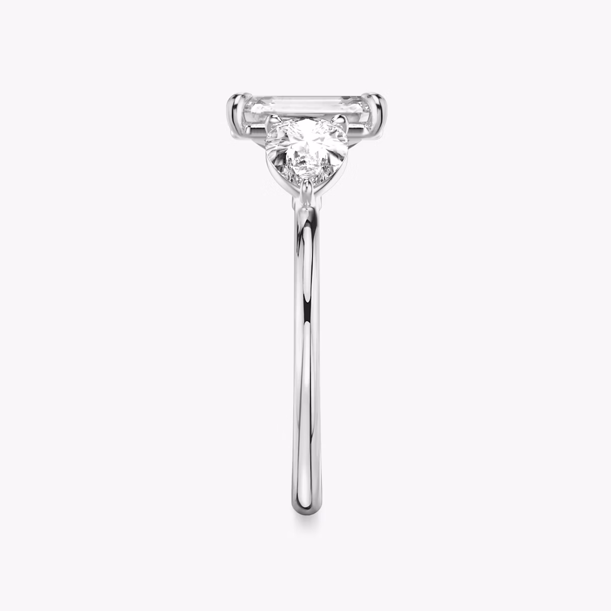 Three Stone | Emerald | 18k | Weißgold | bandAccent: Ohne Pavé-Besatz | sideStoneCarat: 0.50ct | sideStoneShape: Tropfen | diamondOrientation: vertical | caratWeight: other