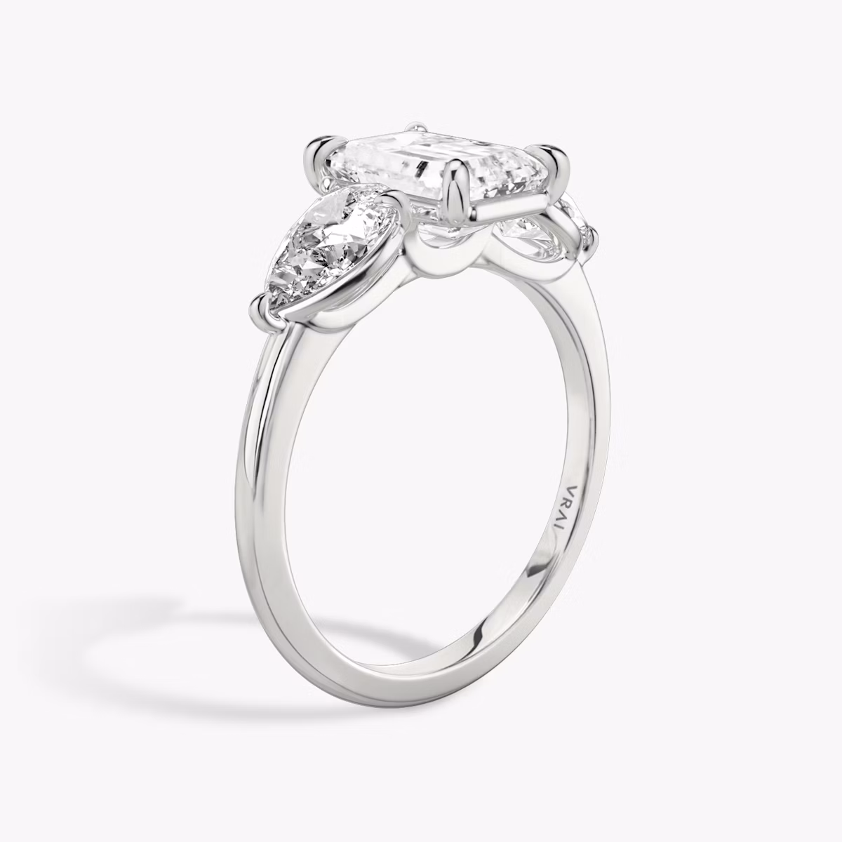 Three Stone | Emerald | 18k | Weißgold | bandAccent: Ohne Pavé-Besatz | sideStoneCarat: 0.50ct | sideStoneShape: Tropfen | diamondOrientation: vertical | caratWeight: other