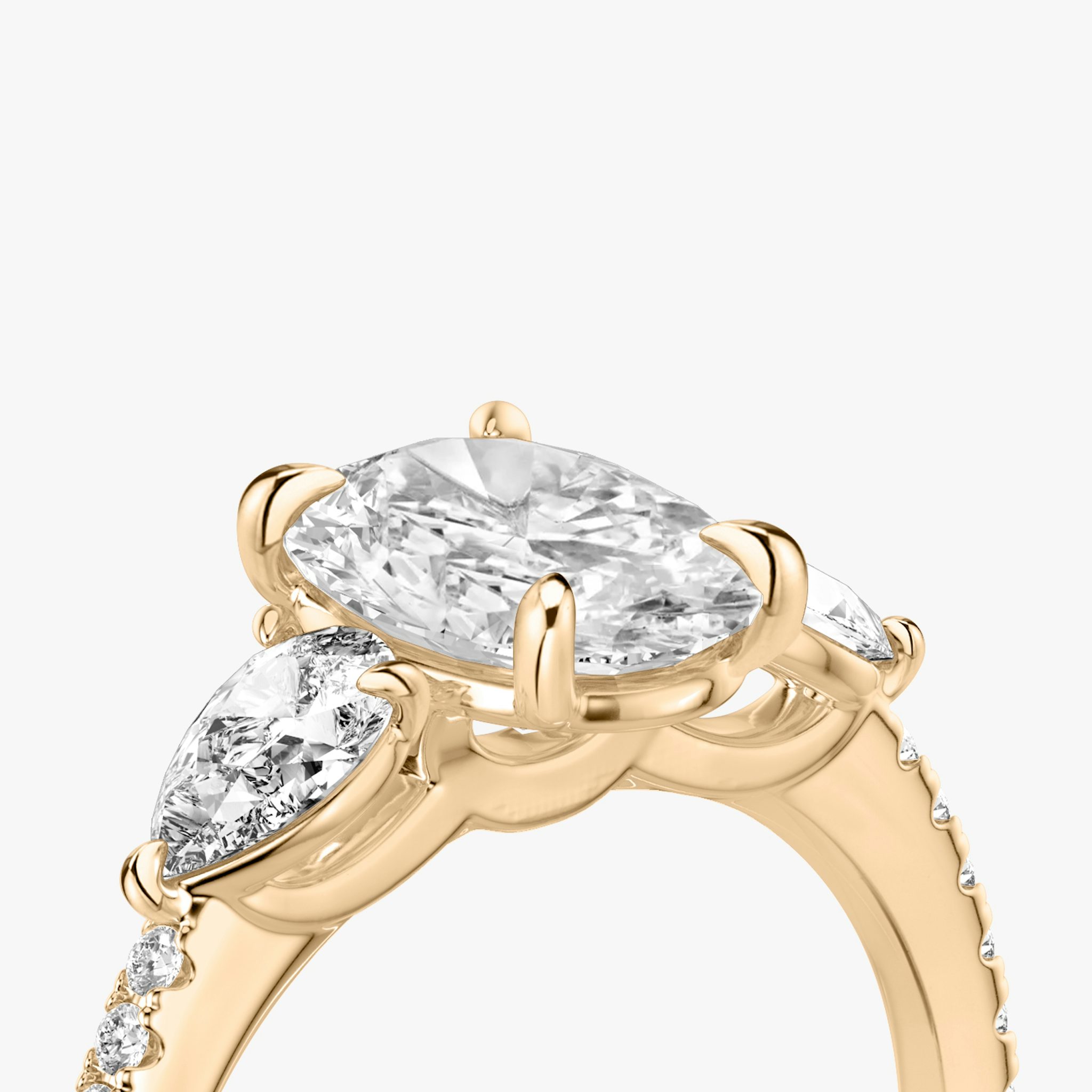 Three Stone | Oval | 14k | Roségold | bandAccent: Mit Pavé-Besatz | sideStoneCarat: 0.25ct | sideStoneShape: Tropfen | diamondOrientation: vertical | caratWeight: other