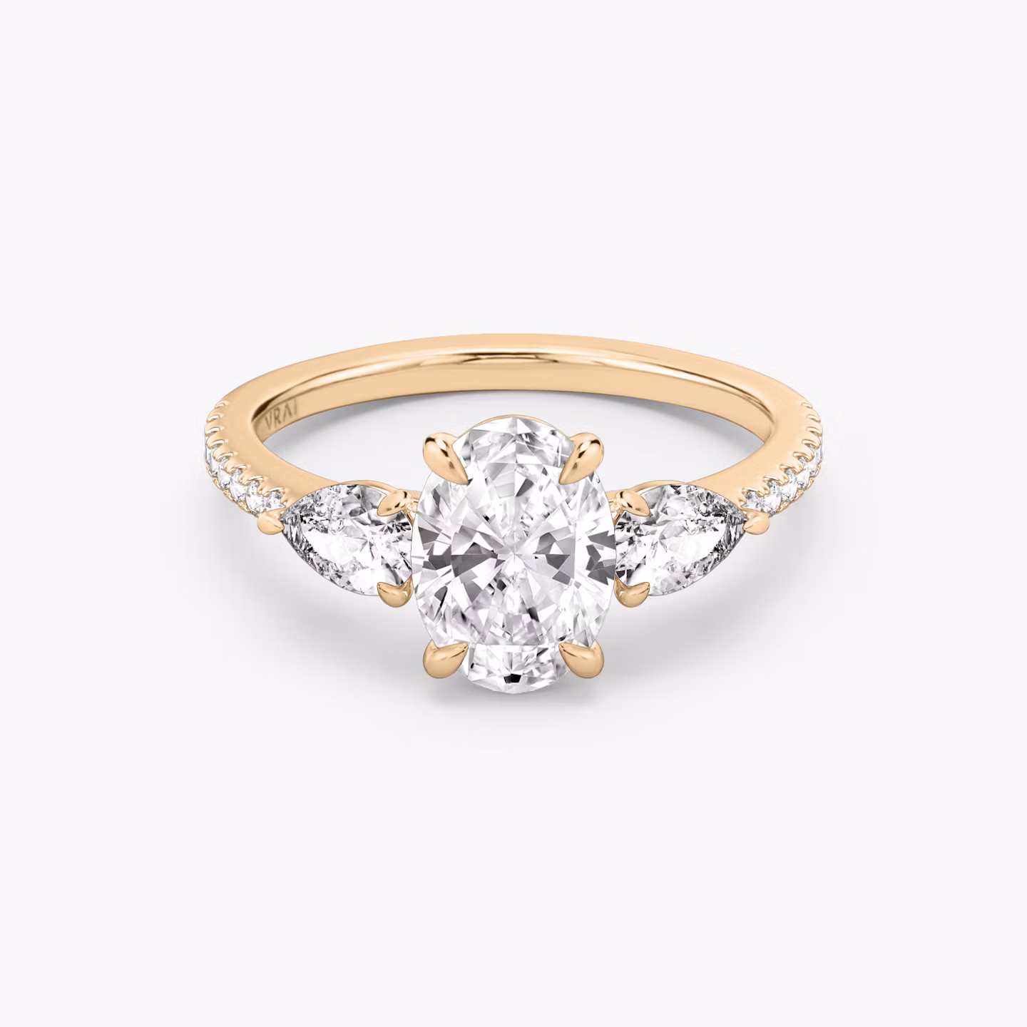 Anillo de compromiso Three Stone | Oval | 14k | Oro rosa | bandAccent: Pavé | sideStoneCarat: 0.25ct | sideStoneShape: Pera | diamondOrientation: vertical | caratWeight: other