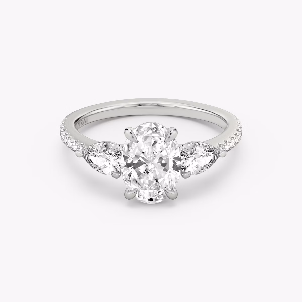 Anillo de compromiso Three Stone | Oval | Platino | bandAccent: Pavé | sideStoneCarat: 0.25ct | sideStoneShape: Pera | diamondOrientation: vertical | caratWeight: other