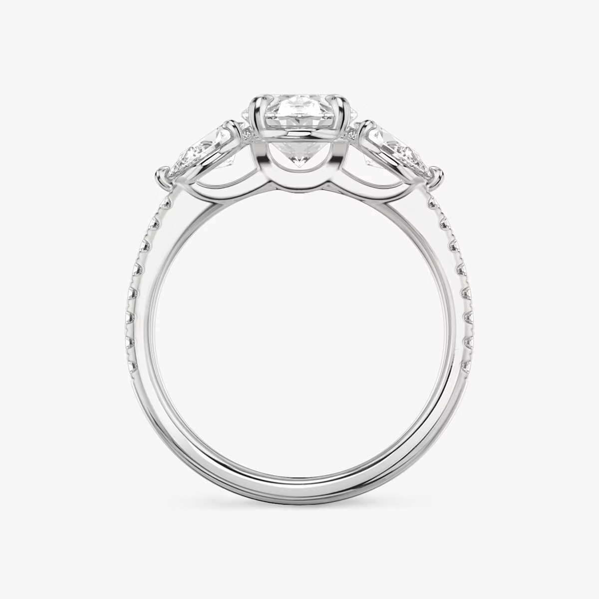 Anillo de compromiso Three Stone | Oval | Platino | bandAccent: Pavé | sideStoneCarat: 0.25ct | sideStoneShape: Pera | diamondOrientation: vertical | caratWeight: other