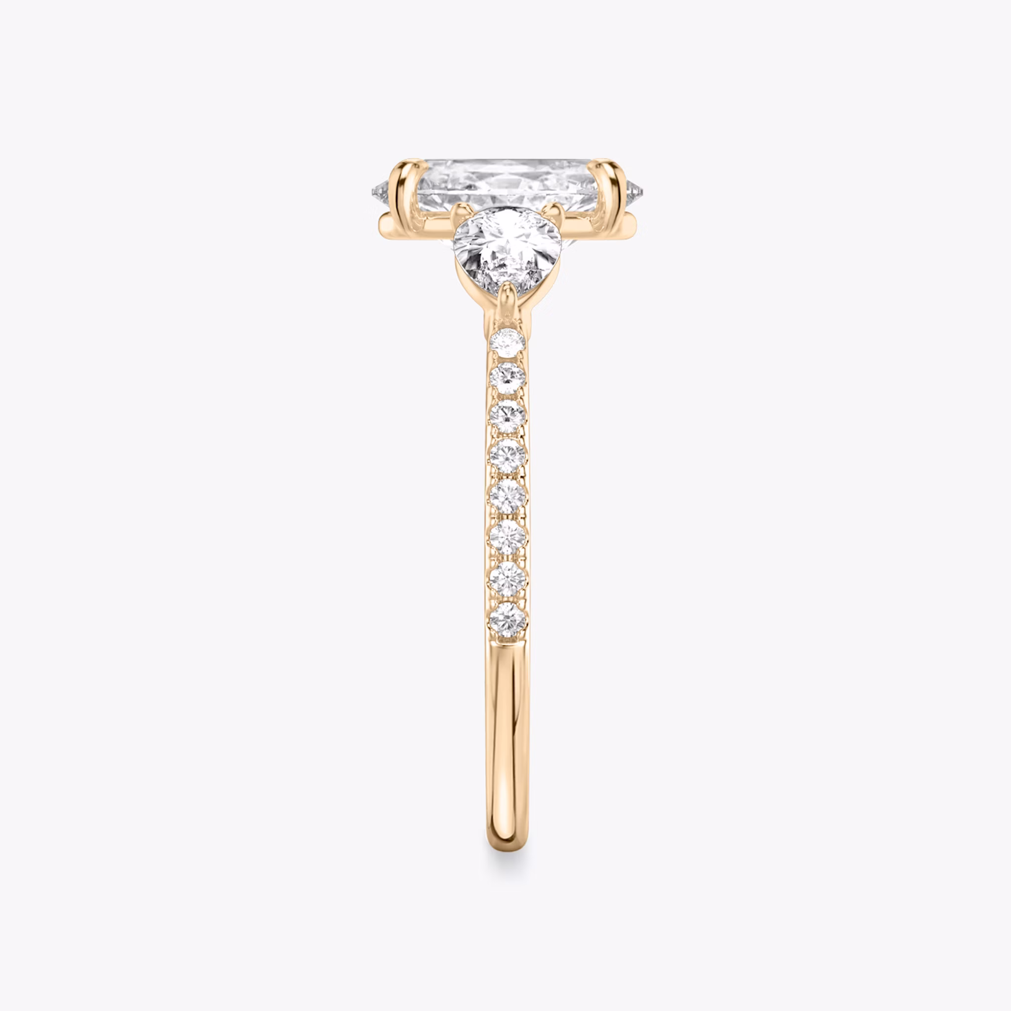 Three Stone | Oval | 14k | Roségold | bandAccent: Mit Pavé-Besatz | sideStoneCarat: 0.25ct | sideStoneShape: Tropfen | diamondOrientation: vertical | caratWeight: other
