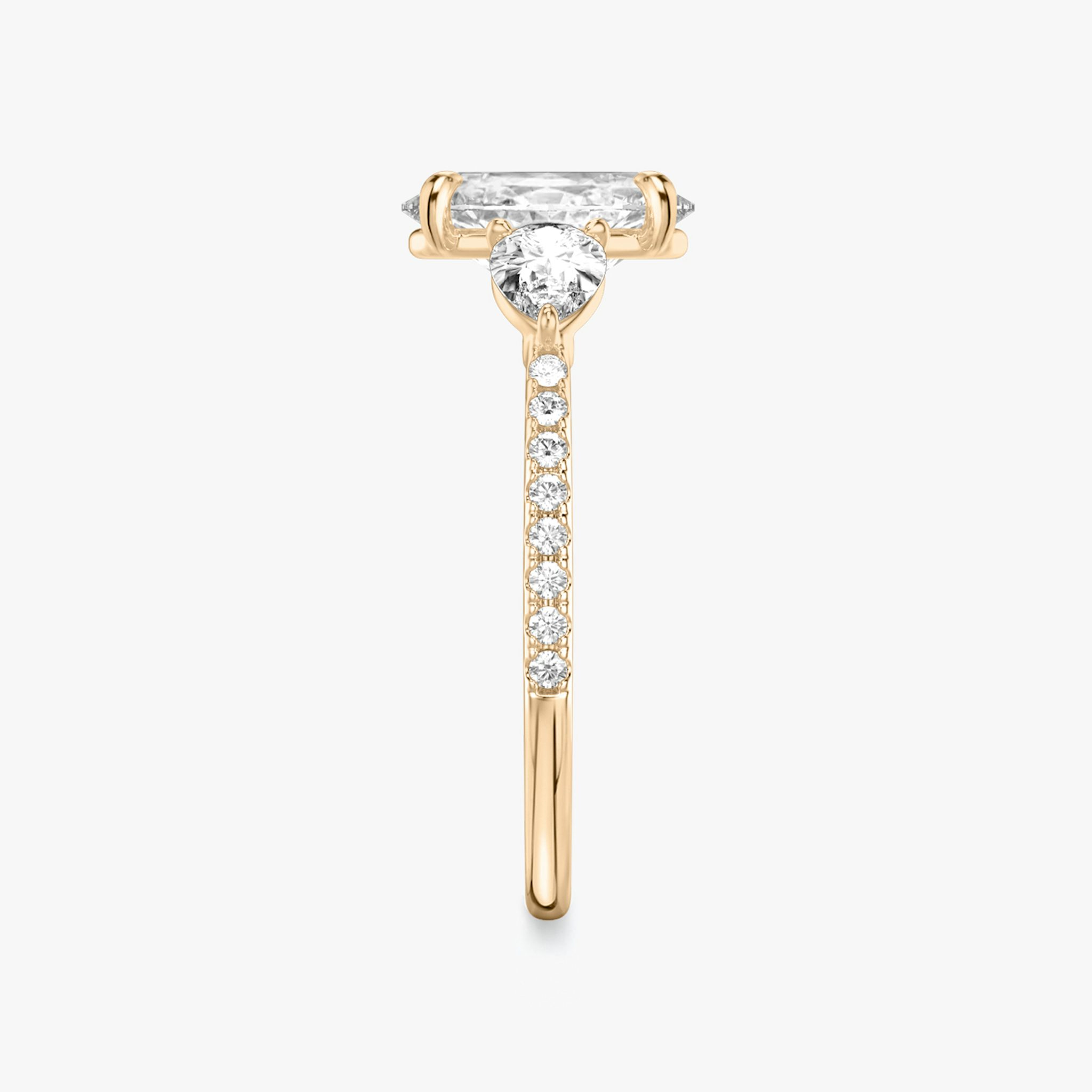 Three Stone | Oval | 14k | Roségold | bandAccent: Mit Pavé-Besatz | sideStoneCarat: 0.25ct | sideStoneShape: Tropfen | diamondOrientation: vertical | caratWeight: other