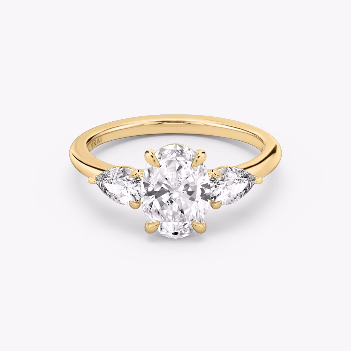 Three Stone | Oval | 18k | Gelbgold | bandAccent: Ohne Pavé-Besatz | sideStoneCarat: 0.25ct | sideStoneShape: Tropfen | diamondOrientation: vertical | caratWeight: other