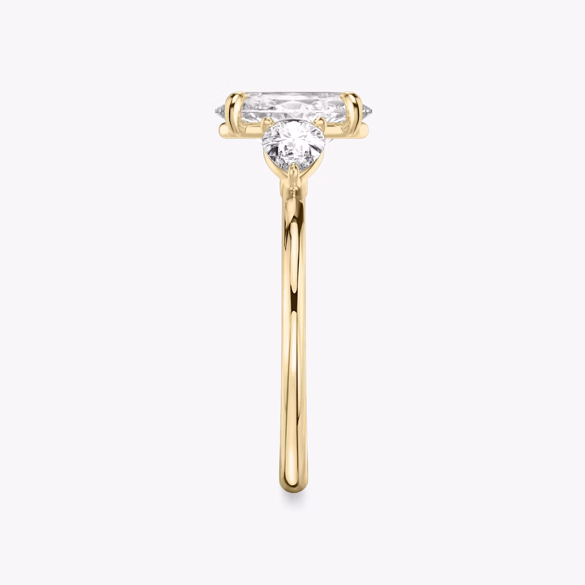 Three Stone | Oval | 18k | Gelbgold | bandAccent: Ohne Pavé-Besatz | sideStoneCarat: 0.25ct | sideStoneShape: Tropfen | diamondOrientation: vertical | caratWeight: other