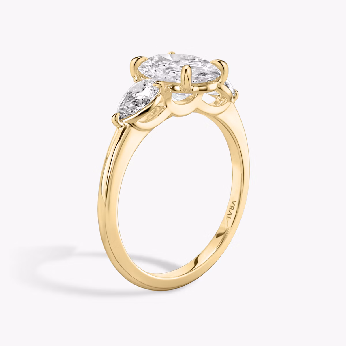 Three Stone | Oval | 18k | Gelbgold | bandAccent: Ohne Pavé-Besatz | sideStoneCarat: 0.25ct | sideStoneShape: Tropfen | diamondOrientation: vertical | caratWeight: other