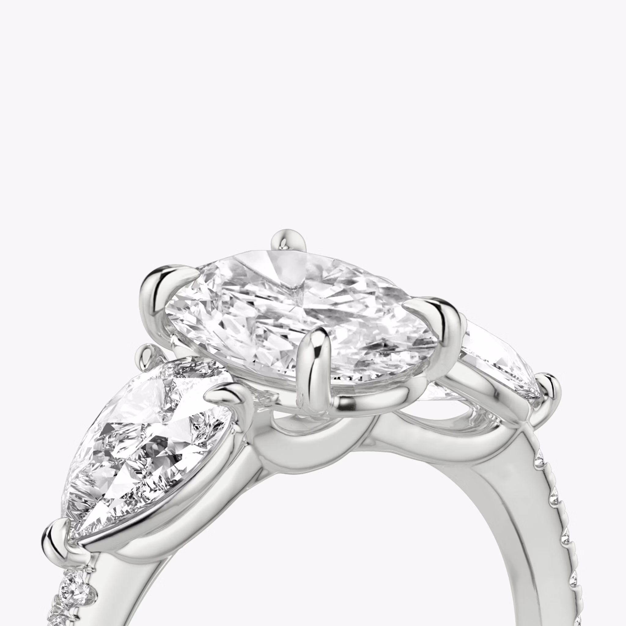 Anillo de compromiso Three Stone | Oval | Platino | bandAccent: Pavé | sideStoneCarat: 0.50ct | sideStoneShape: Pera | diamondOrientation: vertical | caratWeight: other