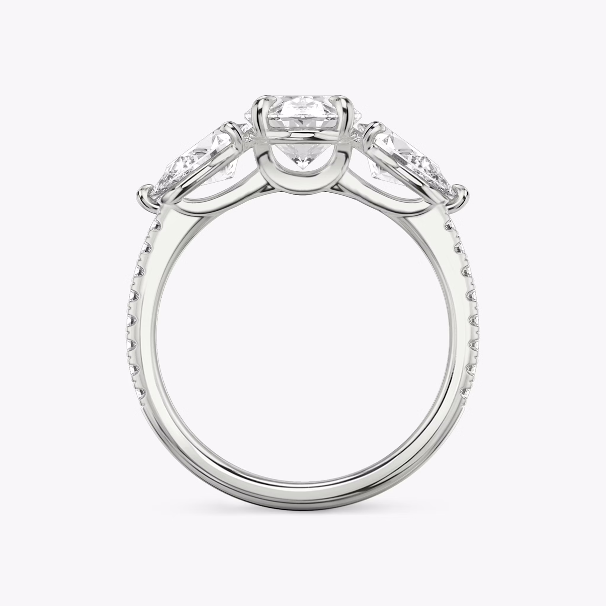 Anillo de compromiso Three Stone | Oval | Platino | bandAccent: Pavé | sideStoneCarat: 0.50ct | sideStoneShape: Pera | diamondOrientation: vertical | caratWeight: other