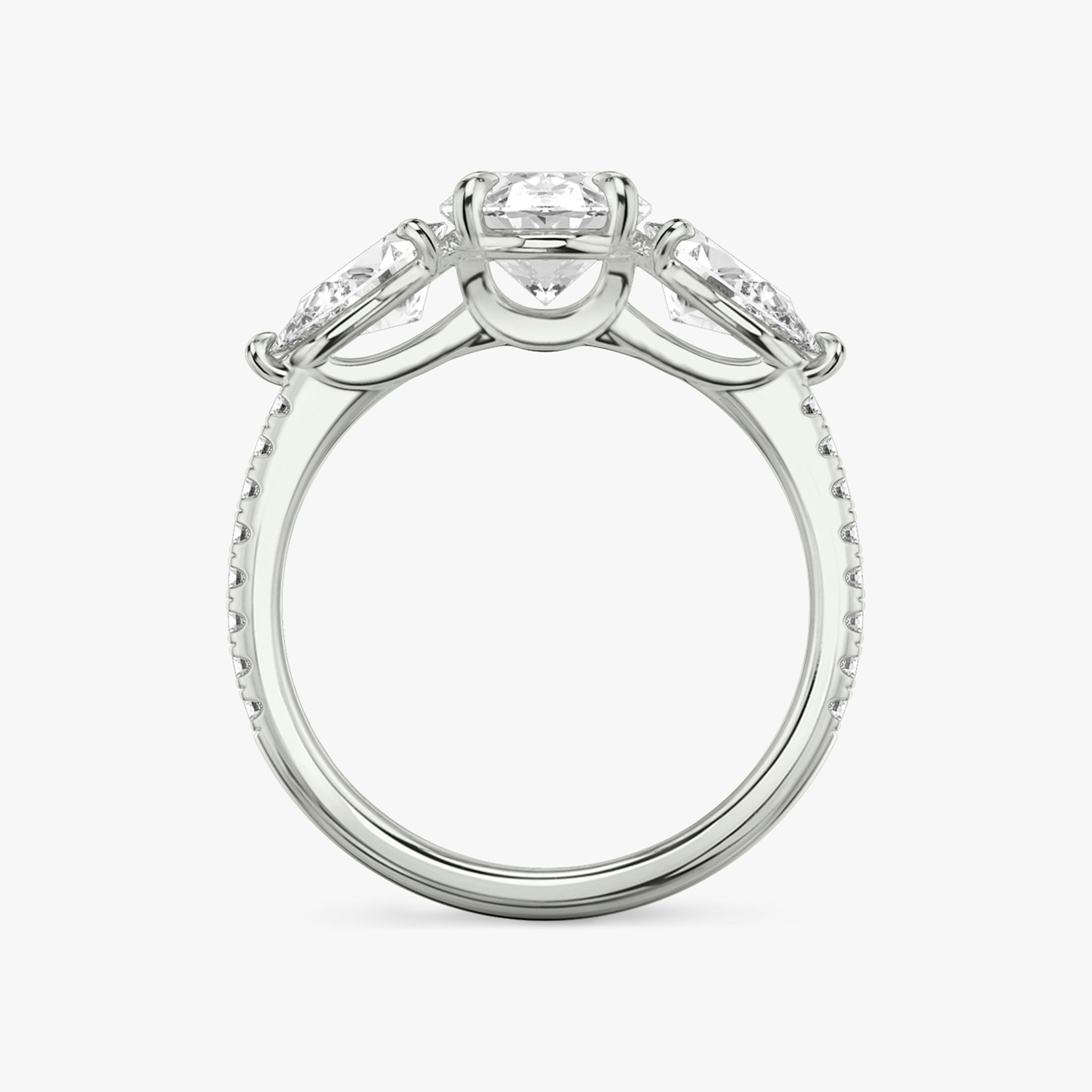 Anillo de compromiso Three Stone | Oval | Platino | bandAccent: Pavé | sideStoneCarat: 0.50ct | sideStoneShape: Pera | diamondOrientation: vertical | caratWeight: other