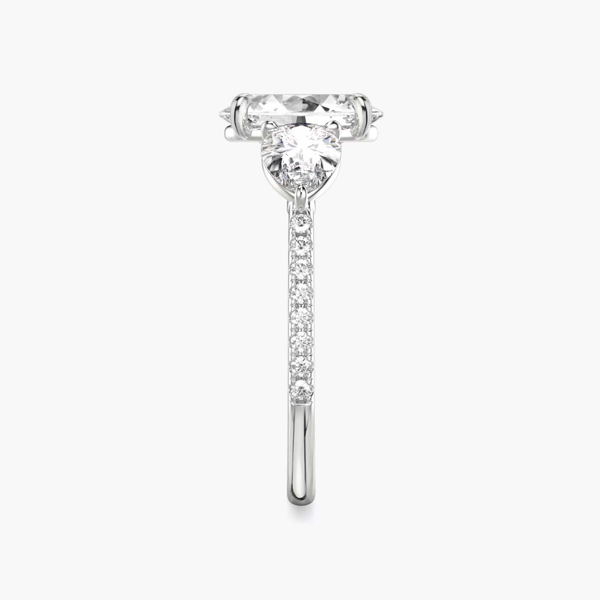 Anillo de compromiso Three Stone | Oval | Platino | bandAccent: Pavé | sideStoneCarat: 0.50ct | sideStoneShape: Pera | diamondOrientation: vertical | caratWeight: other