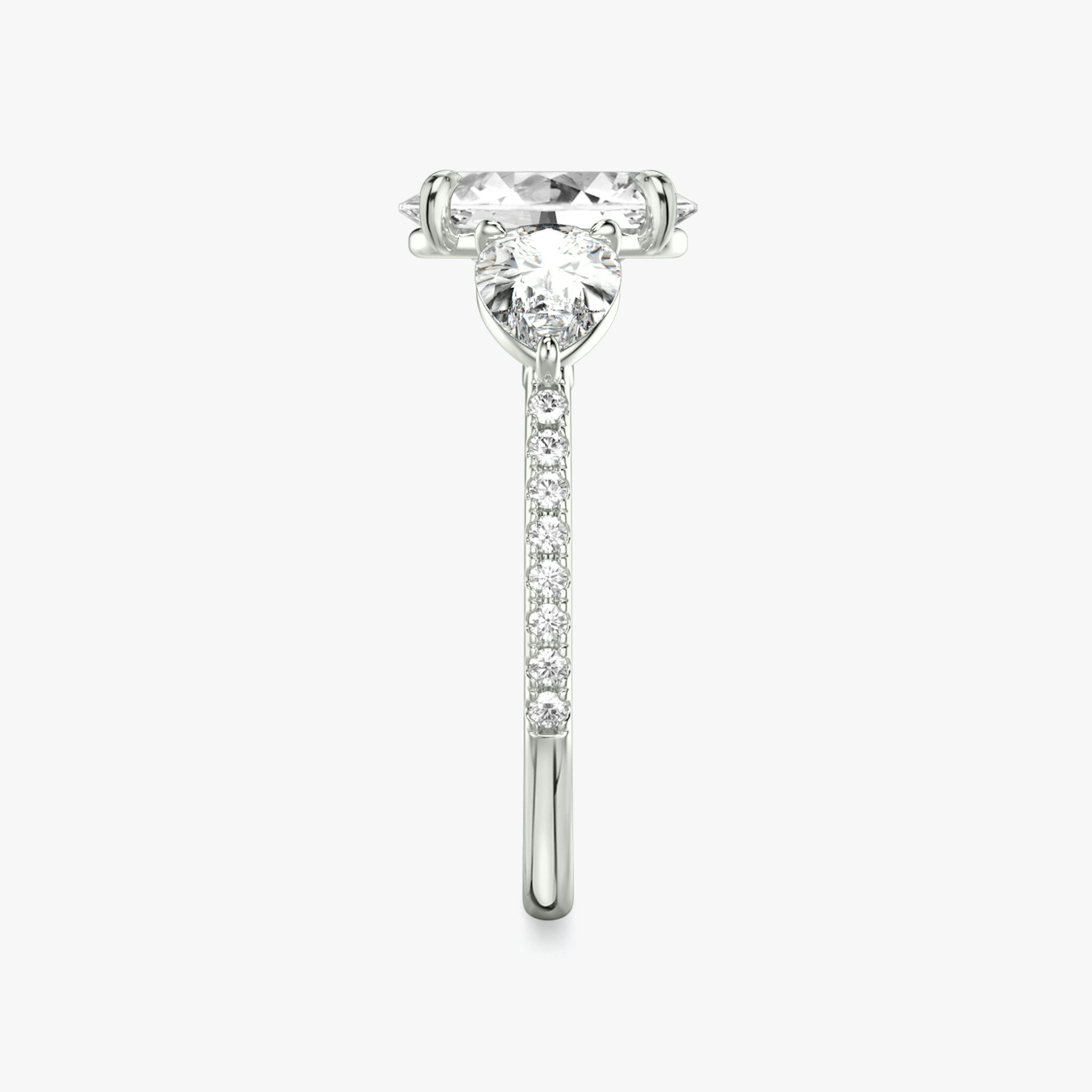 Anillo de compromiso Three Stone | Oval | Platino | bandAccent: Pavé | sideStoneCarat: 0.50ct | sideStoneShape: Pera | diamondOrientation: vertical | caratWeight: other