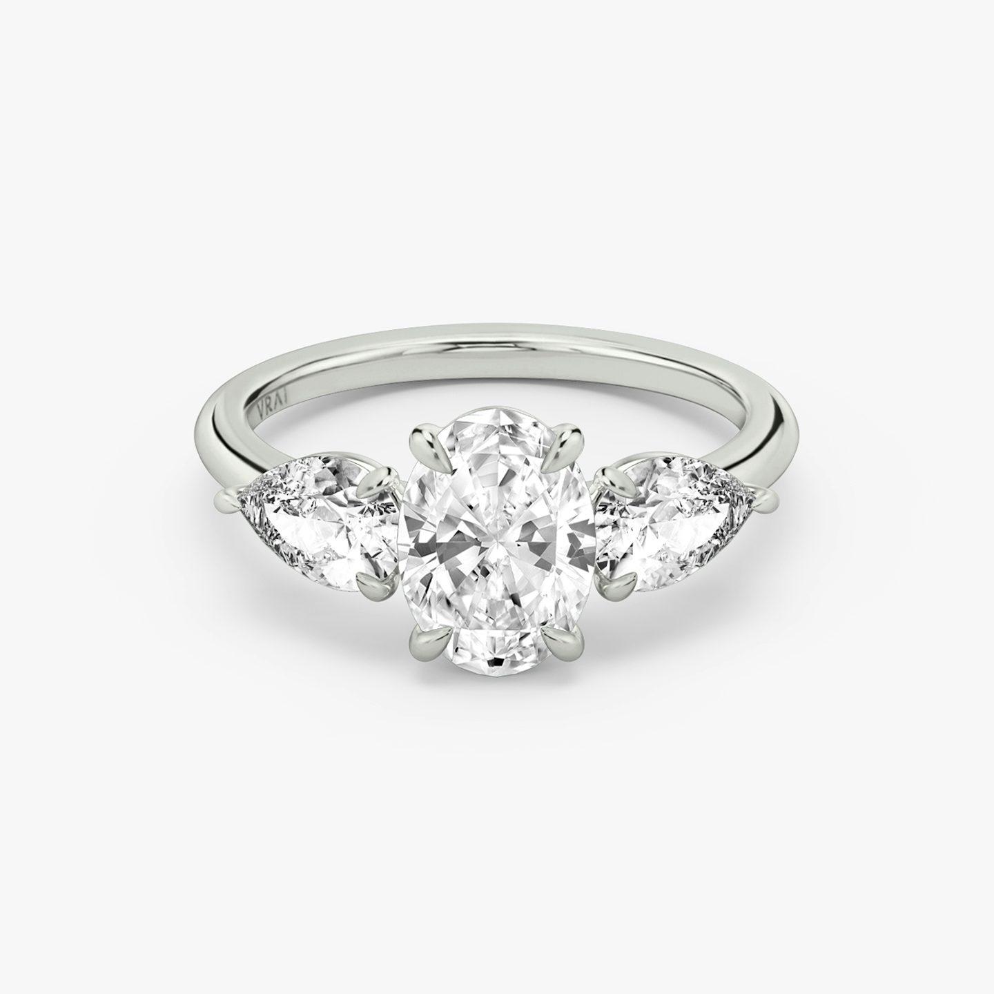 Three Stone | Oval | 18k | Weißgold | bandAccent: Ohne Pavé-Besatz | sideStoneCarat: 0.50ct | sideStoneShape: Tropfen | diamondOrientation: vertical | caratWeight: other