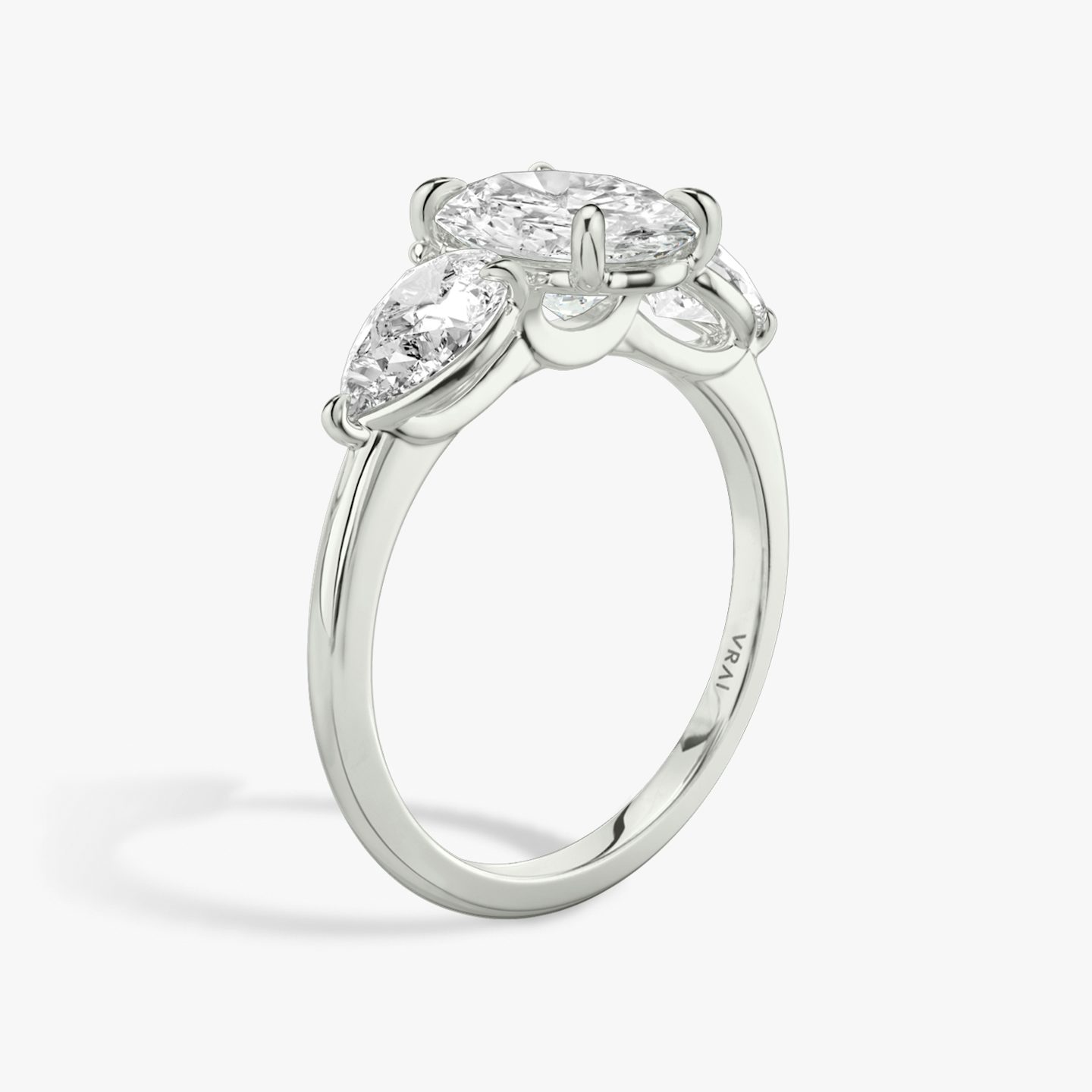 Three Stone | Oval | 18k | Weißgold | bandAccent: Ohne Pavé-Besatz | sideStoneCarat: 0.50ct | sideStoneShape: Tropfen | diamondOrientation: vertical | caratWeight: other