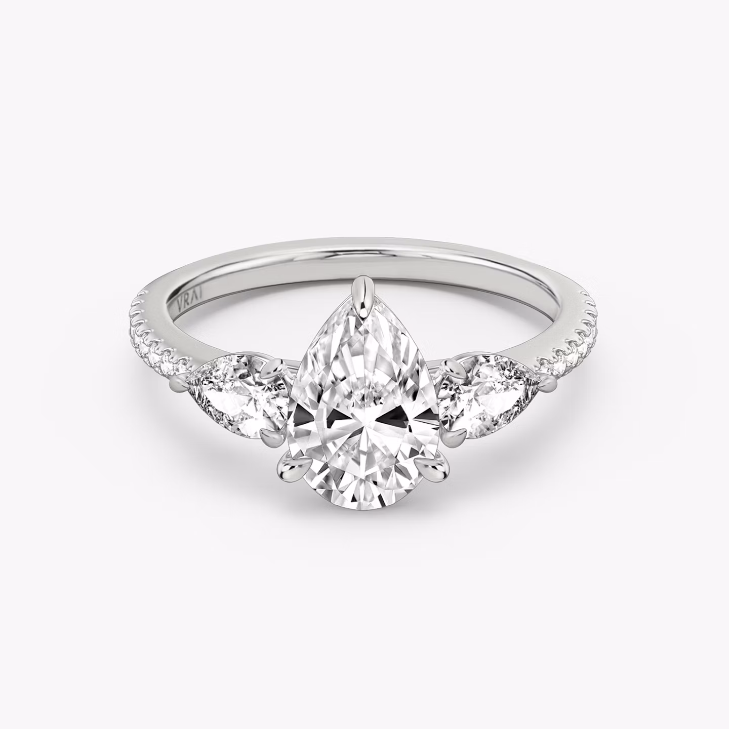 Anillo de compromiso Three Stone | Pera | 18k | Oro blanco | bandAccent: Pavé | sideStoneCarat: 0.25ct | sideStoneShape: Pera | diamondOrientation: vertical | caratWeight: other