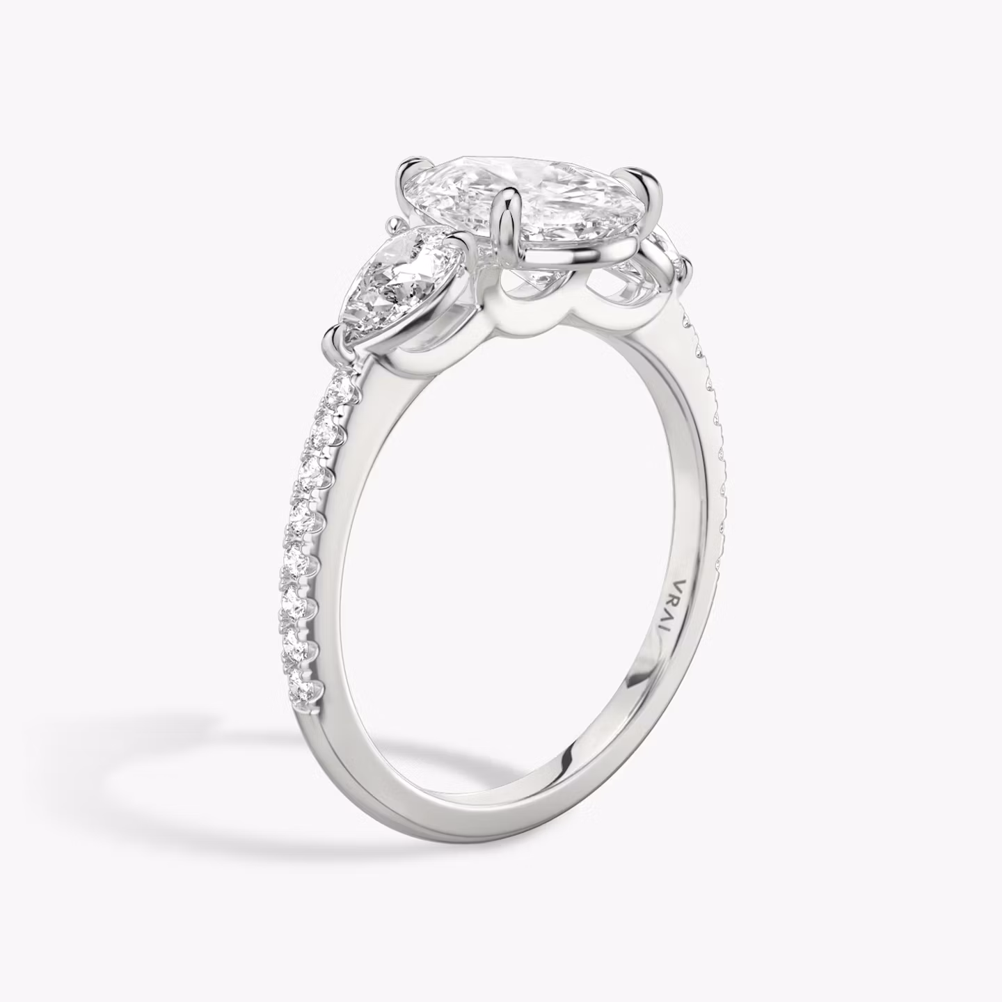 Anillo de compromiso Three Stone | Pera | 18k | Oro blanco | bandAccent: Pavé | sideStoneCarat: 0.25ct | sideStoneShape: Pera | diamondOrientation: vertical | caratWeight: other