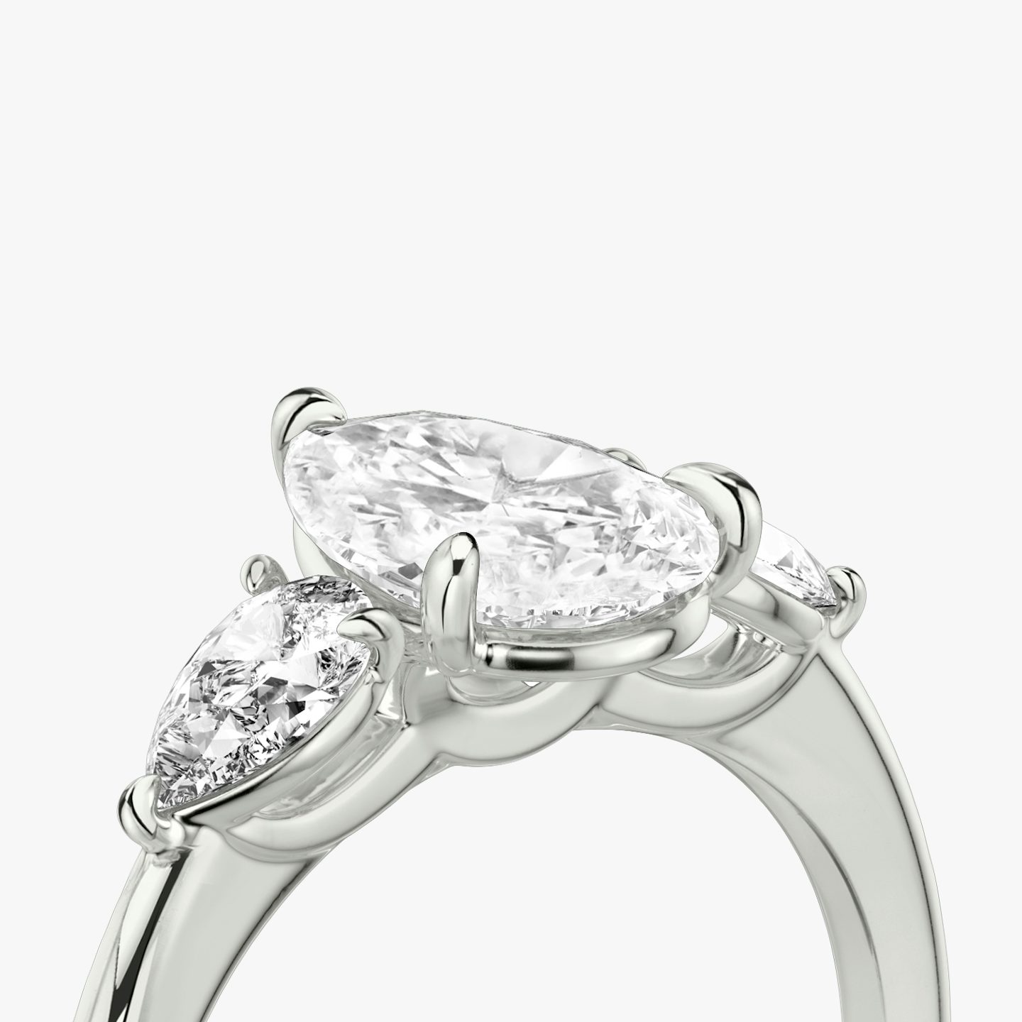 Three Stone | Tropfen | Platin | bandAccent: Ohne Pavé-Besatz | sideStoneCarat: 0.25ct | sideStoneShape: Tropfen | diamondOrientation: vertical | caratWeight: other