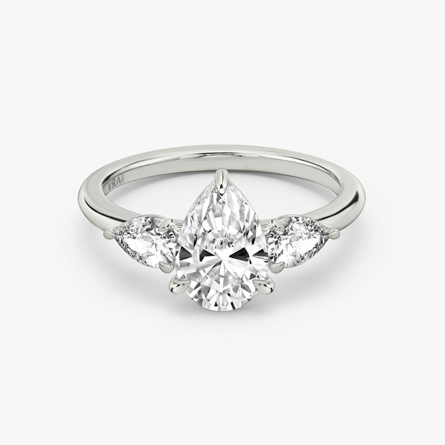 Three Stone | Tropfen | Platin | bandAccent: Ohne Pavé-Besatz | sideStoneCarat: 0.25ct | sideStoneShape: Tropfen | diamondOrientation: vertical | caratWeight: other