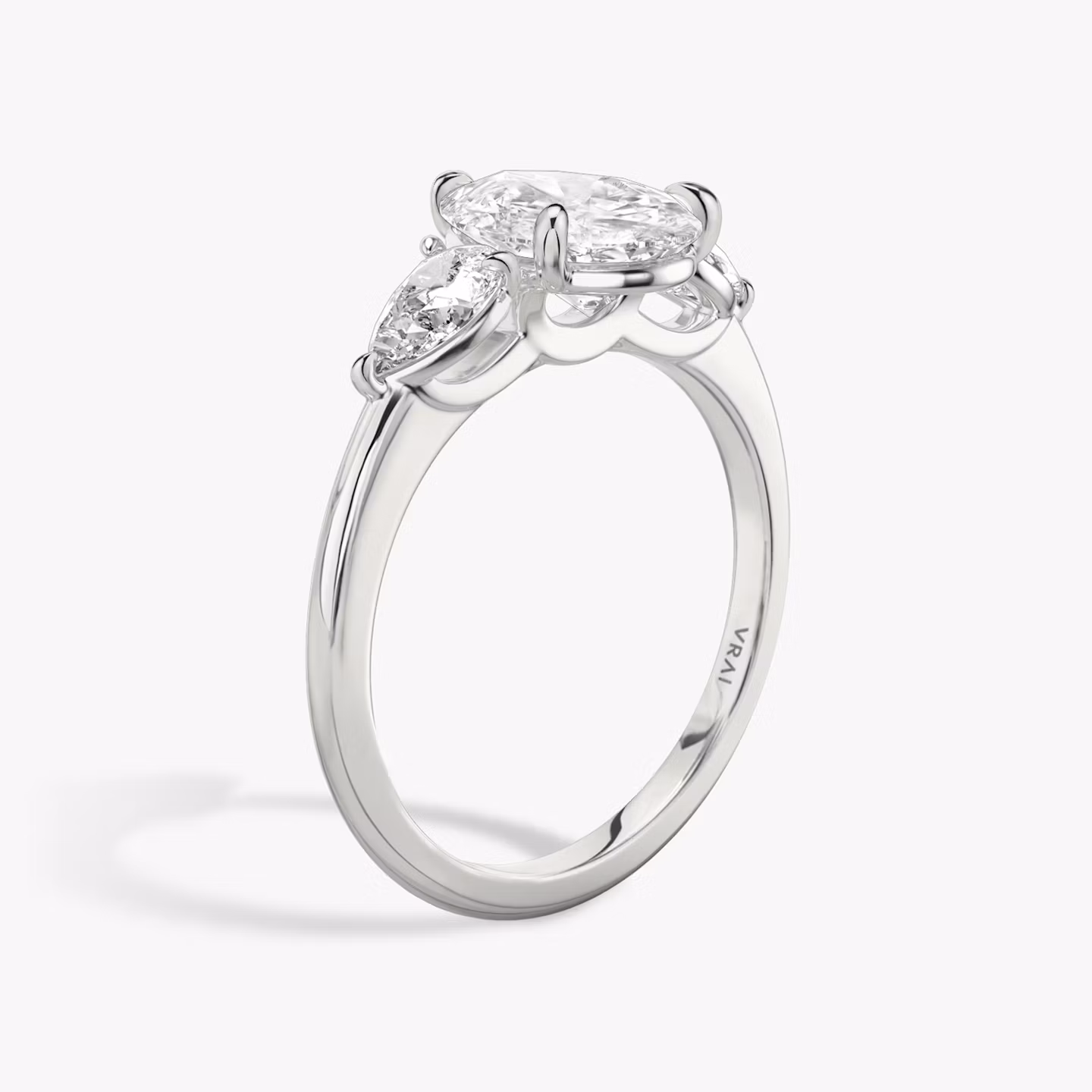 Three Stone | Tropfen | Platin | bandAccent: Ohne Pavé-Besatz | sideStoneCarat: 0.25ct | sideStoneShape: Tropfen | diamondOrientation: vertical | caratWeight: other