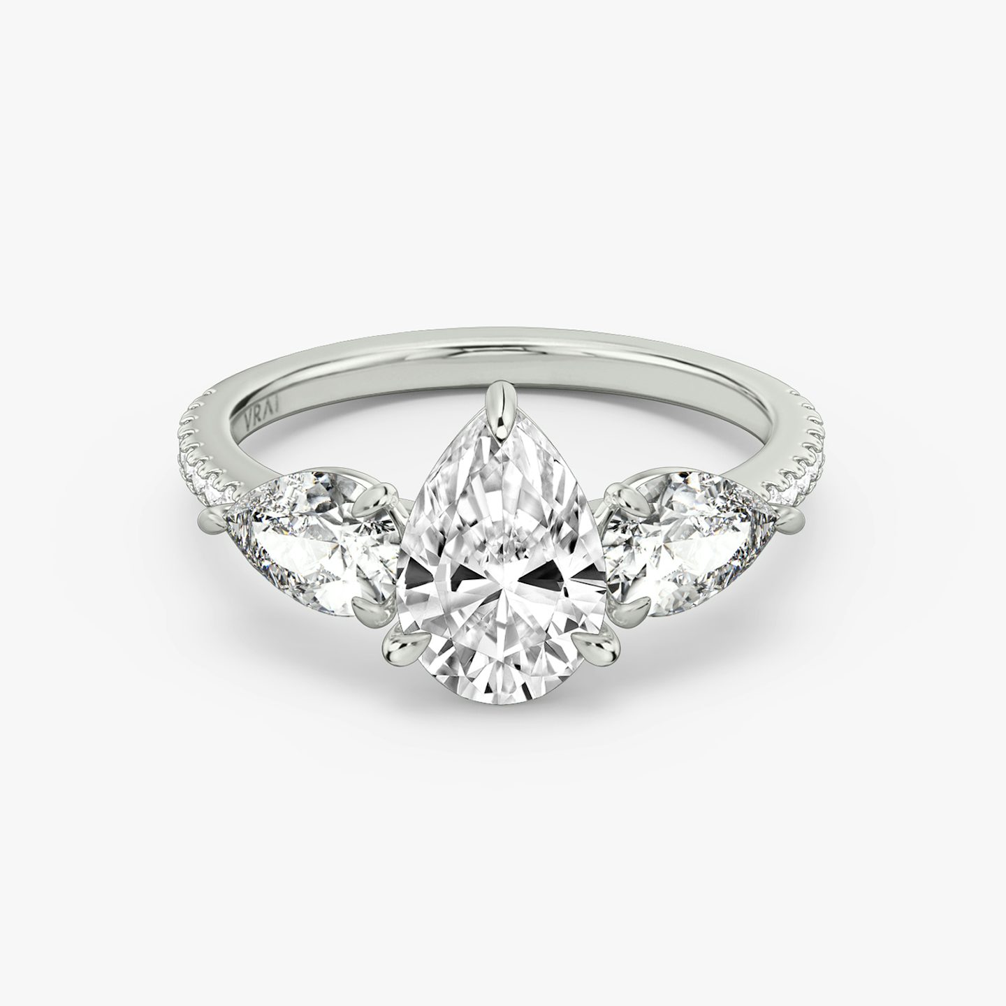 Three Stone | Tropfen | 18k | Weißgold | bandAccent: Mit Pavé-Besatz | sideStoneCarat: 0.50ct | sideStoneShape: Tropfen | diamondOrientation: vertical | caratWeight: other