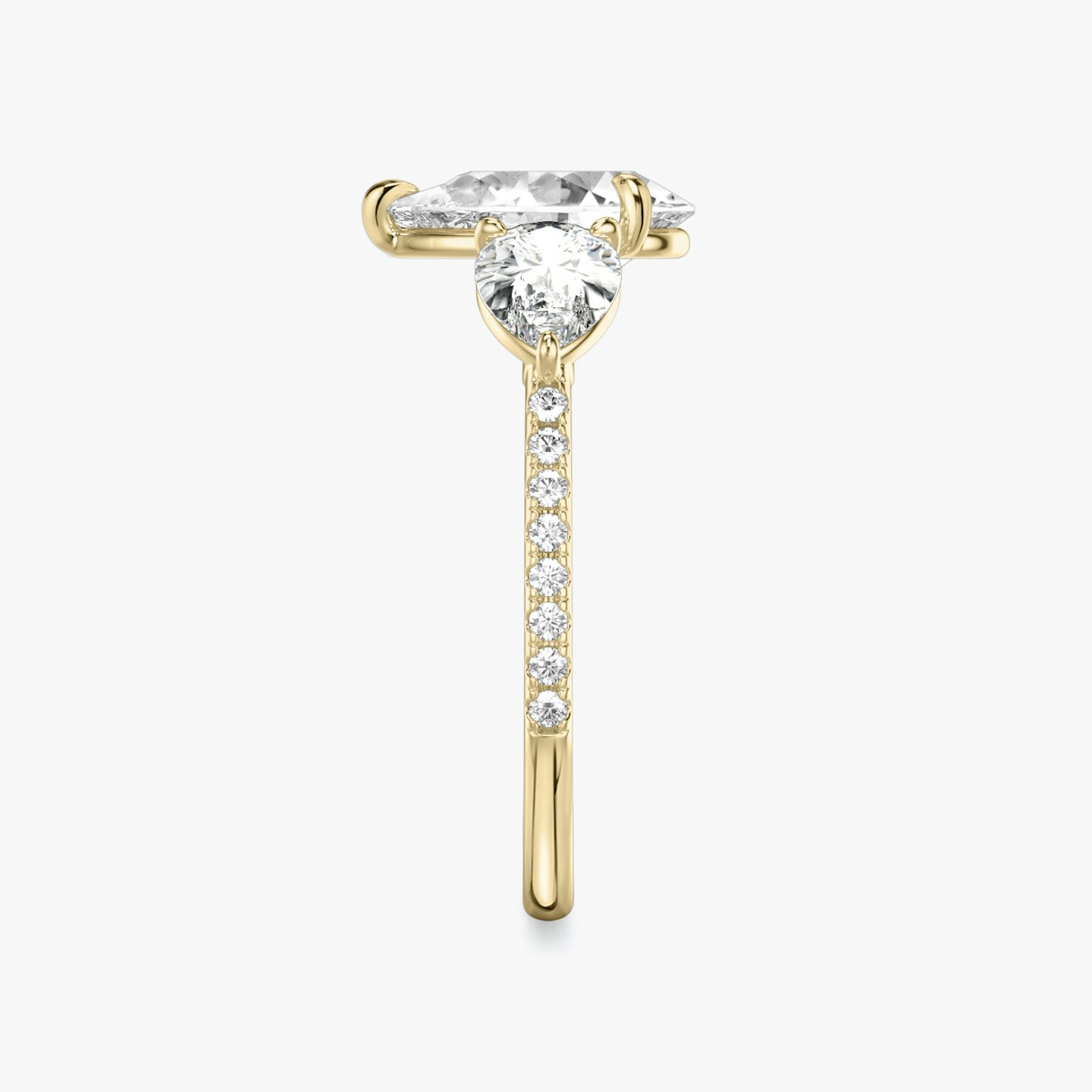 Three Stone | Tropfen | 18k | Gelbgold | bandAccent: Mit Pavé-Besatz | sideStoneCarat: 0.50ct | sideStoneShape: Tropfen | diamondOrientation: vertical | caratWeight: other