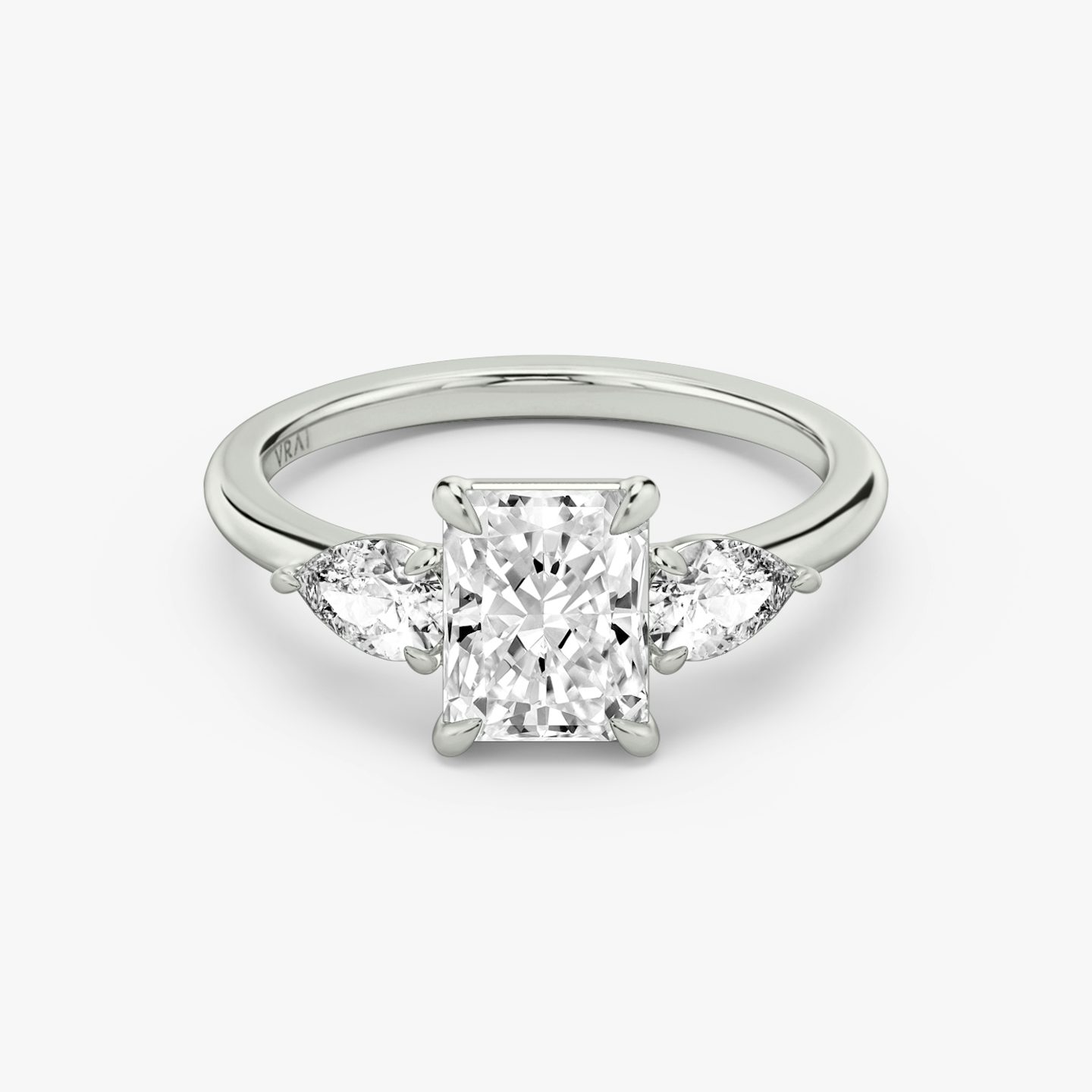 Three Stone | Radiant | 18k | Weißgold | bandAccent: Ohne Pavé-Besatz | sideStoneCarat: 0.25ct | sideStoneShape: Tropfen | diamondOrientation: vertical | caratWeight: other