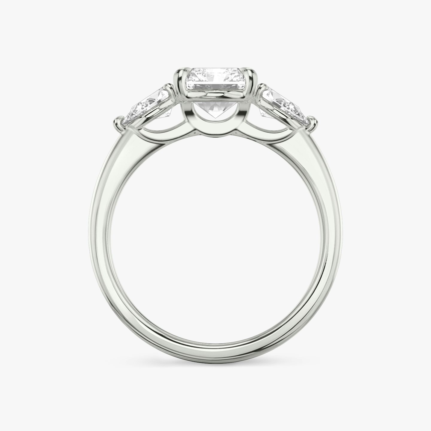 Three Stone | Radiant | 18k | Weißgold | bandAccent: Ohne Pavé-Besatz | sideStoneCarat: 0.25ct | sideStoneShape: Tropfen | diamondOrientation: vertical | caratWeight: other