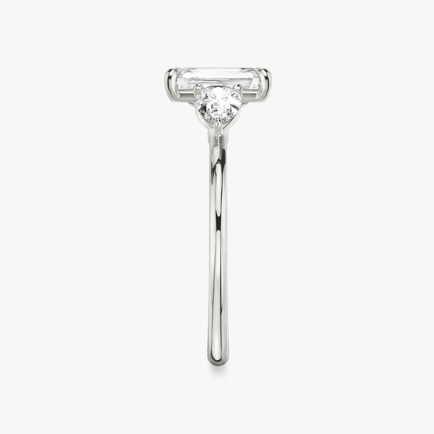 Three Stone | Radiant | 18k | Weißgold | bandAccent: Ohne Pavé-Besatz | sideStoneCarat: 0.25ct | sideStoneShape: Tropfen | diamondOrientation: vertical | caratWeight: other