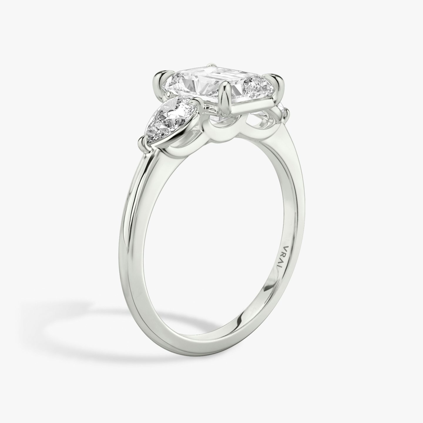 Three Stone | Radiant | 18k | Weißgold | bandAccent: Ohne Pavé-Besatz | sideStoneCarat: 0.25ct | sideStoneShape: Tropfen | diamondOrientation: vertical | caratWeight: other