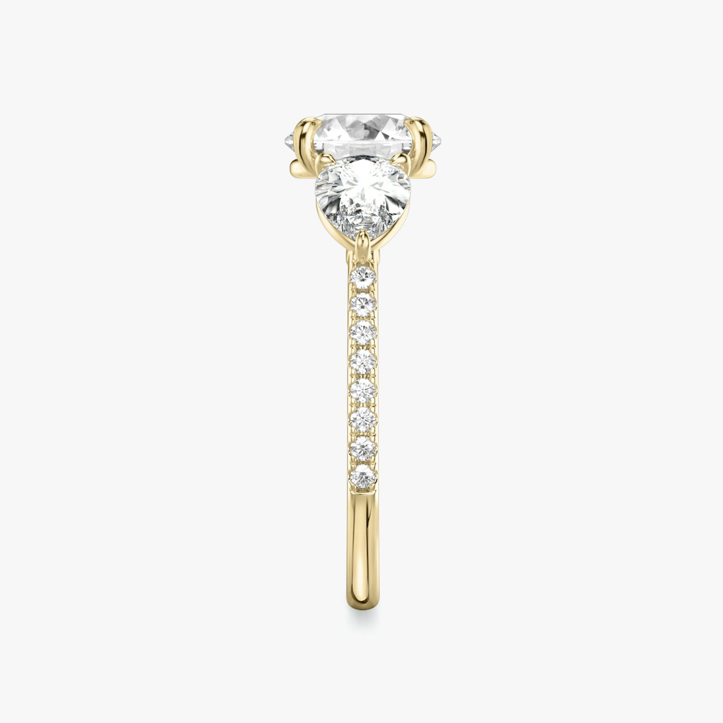 Three Stone | Rund | 18k | Gelbgold | bandAccent: Mit Pavé-Besatz | caratWeight: other | sideStoneCarat: 0.50ct | sideStoneShape: Tropfen | diamondOrientation: vertical