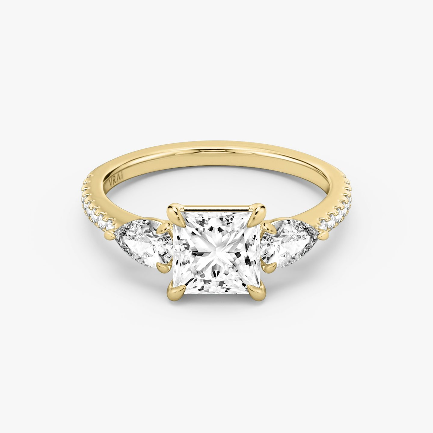 Three Stone | Princess | 18k | Gelbgold | bandAccent: Mit Pavé-Besatz | sideStoneCarat: 0.25ct | sideStoneShape: Tropfen | diamondOrientation: vertical | caratWeight: other
