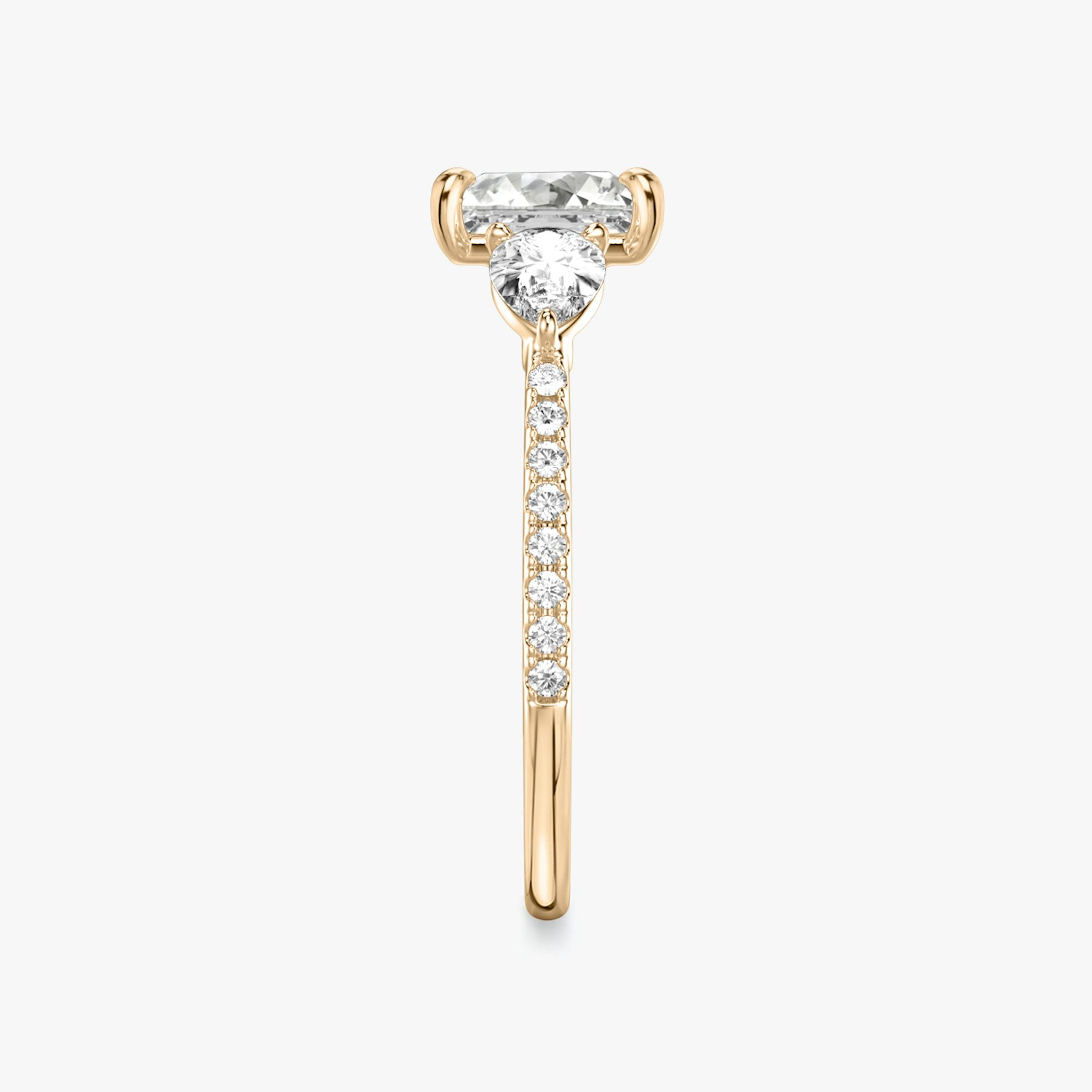 Three Stone | Princess | 14k | Roségold | bandAccent: Mit Pavé-Besatz | sideStoneCarat: 0.25ct | sideStoneShape: Tropfen | diamondOrientation: vertical | caratWeight: other