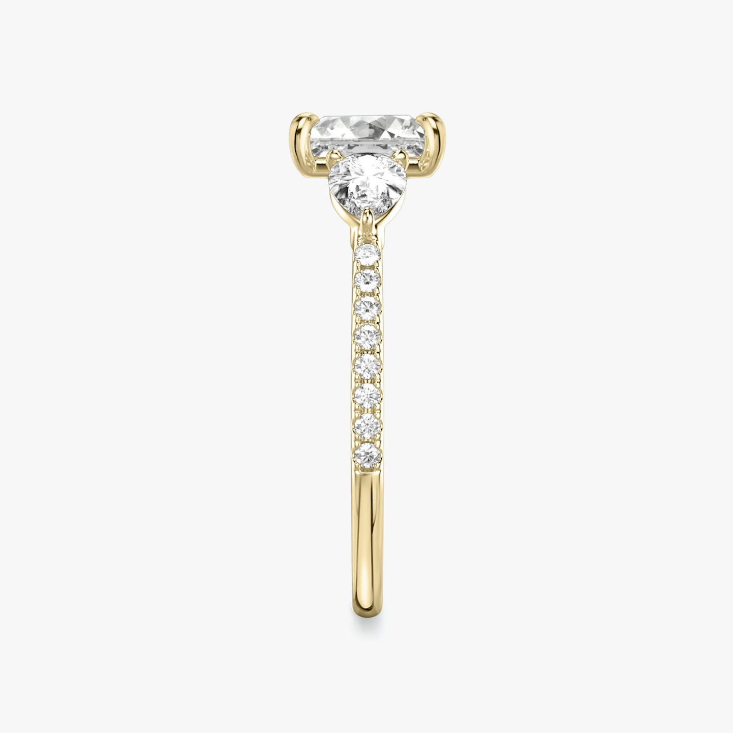 Three Stone | Princess | 18k | Gelbgold | bandAccent: Mit Pavé-Besatz | sideStoneCarat: 0.25ct | sideStoneShape: Tropfen | diamondOrientation: vertical | caratWeight: other
