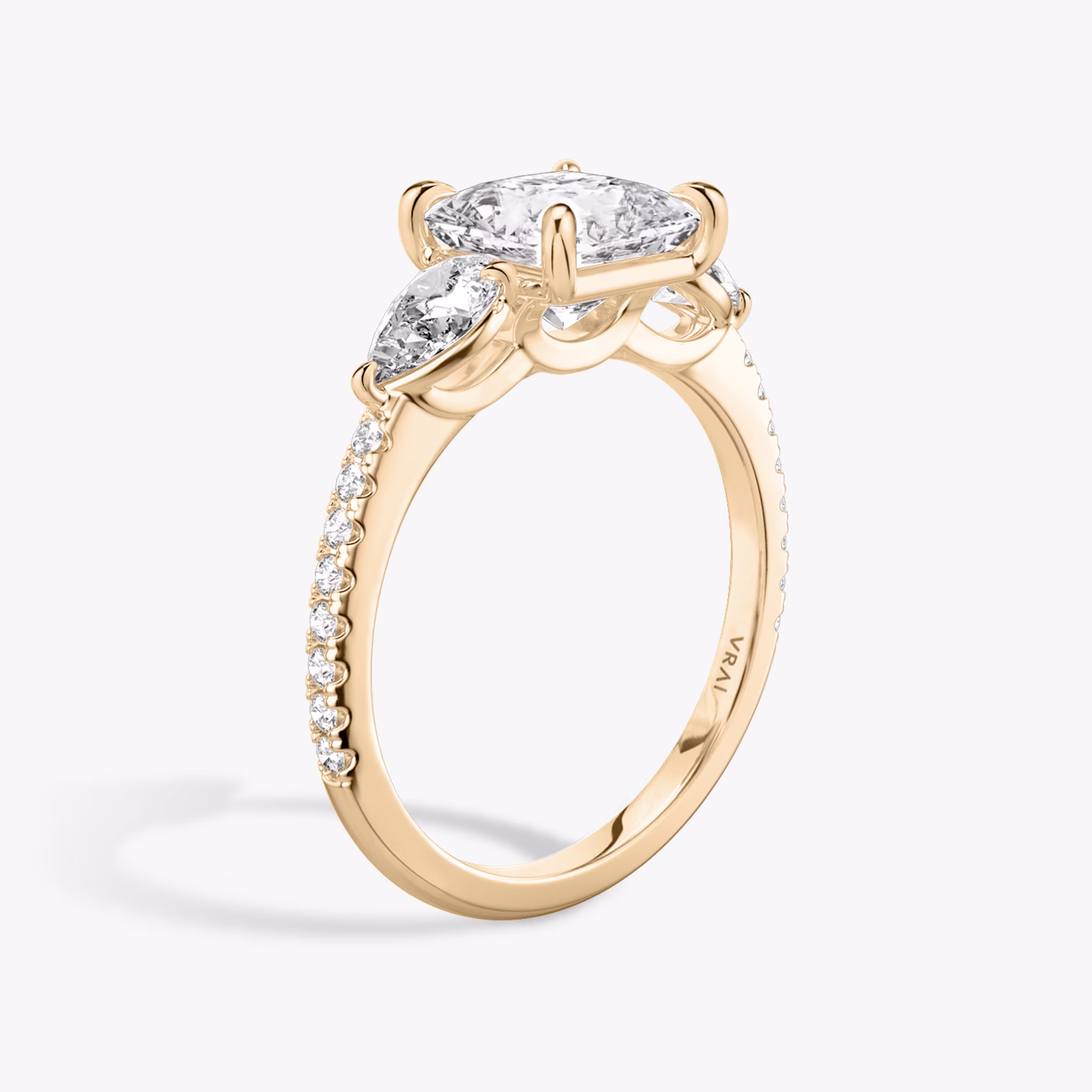 Three Stone | Princess | 14k | Roségold | bandAccent: Mit Pavé-Besatz | sideStoneCarat: 0.25ct | sideStoneShape: Tropfen | diamondOrientation: vertical | caratWeight: other