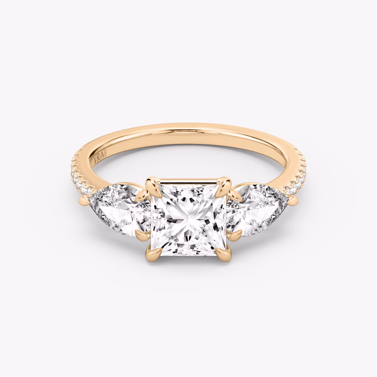 Three Stone | Princess | 14k | Roségold | bandAccent: Mit Pavé-Besatz | sideStoneCarat: 0.50ct | sideStoneShape: Tropfen | diamondOrientation: vertical | caratWeight: other