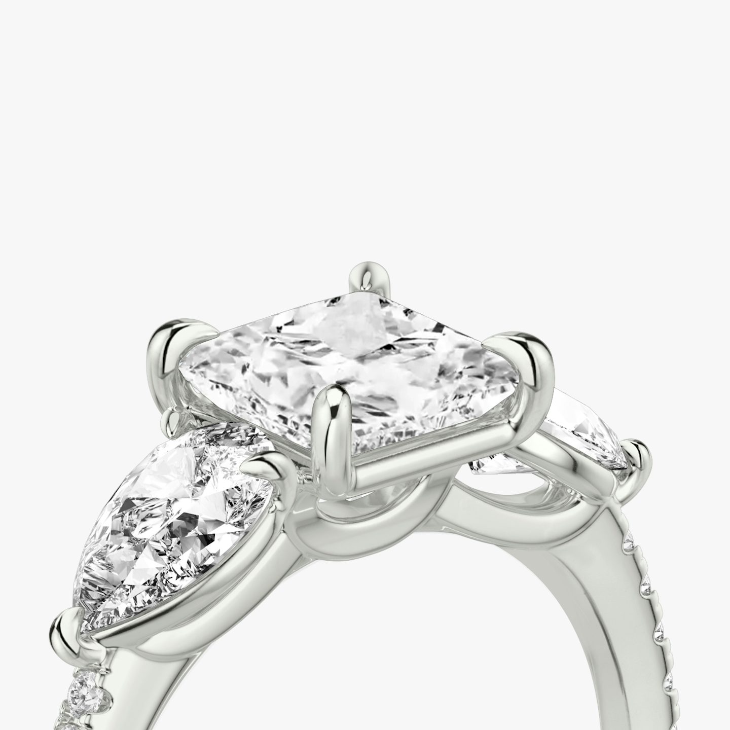 Anillo de compromiso Three Stone | Princesa | 18k | Oro blanco | bandAccent: Pavé | sideStoneCarat: 0.50ct | sideStoneShape: Pera | diamondOrientation: vertical | caratWeight: other
