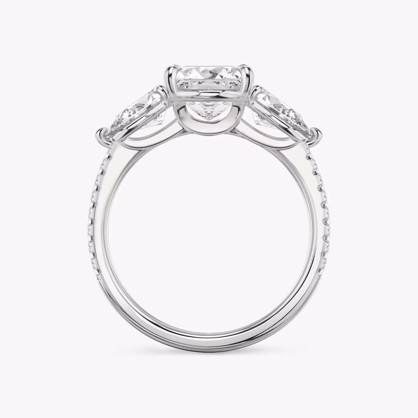Anillo de compromiso Three Stone | Princesa | 18k | Oro blanco | bandAccent: Pavé | sideStoneCarat: 0.50ct | sideStoneShape: Pera | diamondOrientation: vertical | caratWeight: other