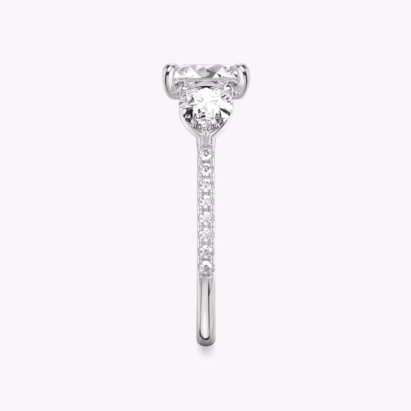 Anillo de compromiso Three Stone | Princesa | 18k | Oro blanco | bandAccent: Pavé | sideStoneCarat: 0.50ct | sideStoneShape: Pera | diamondOrientation: vertical | caratWeight: other