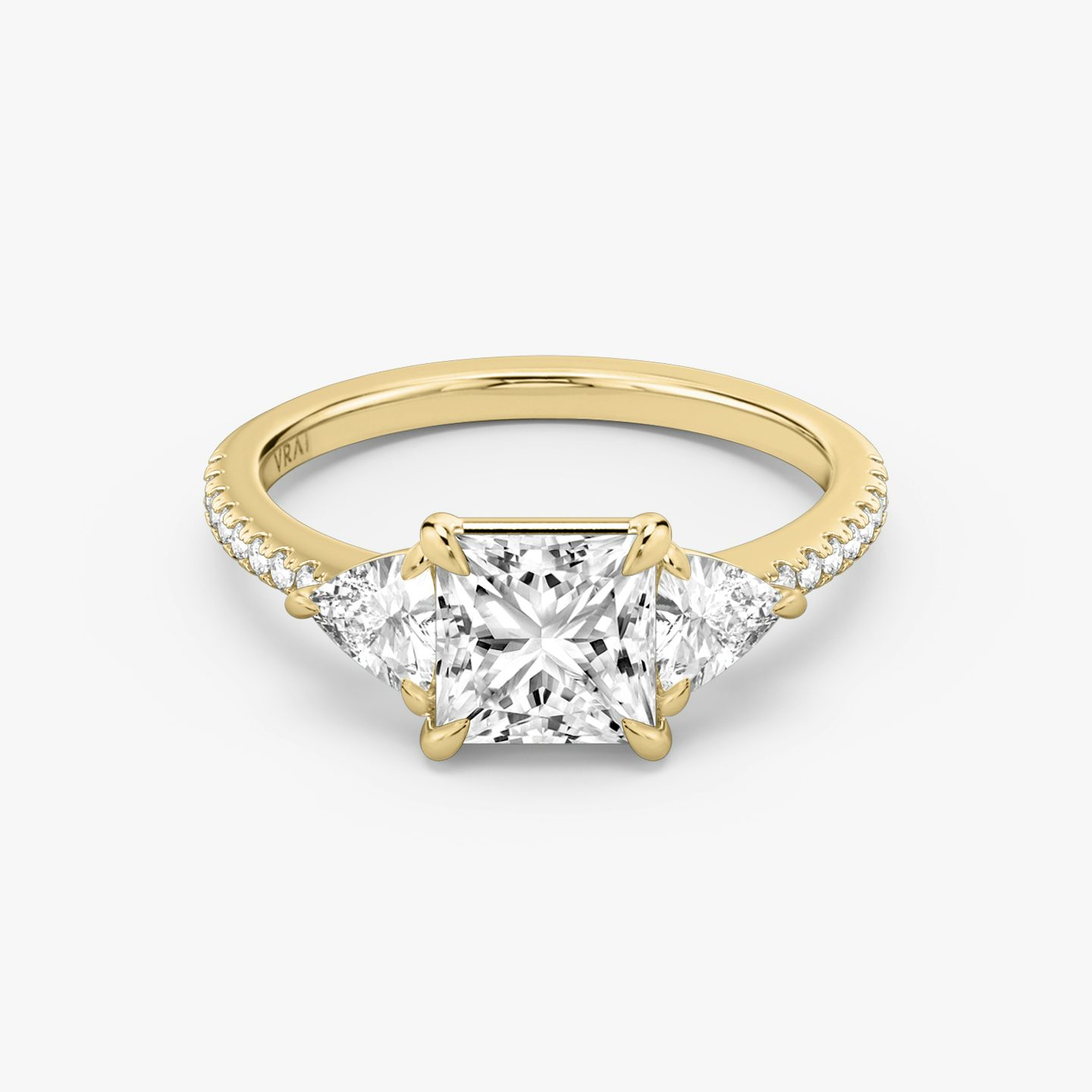Three Stone | Princess | 18k | Gelbgold | bandAccent: Mit Pavé-Besatz | sideStoneCarat: 0.25ct | sideStoneShape: Trillant | diamondOrientation: vertical | caratWeight: other