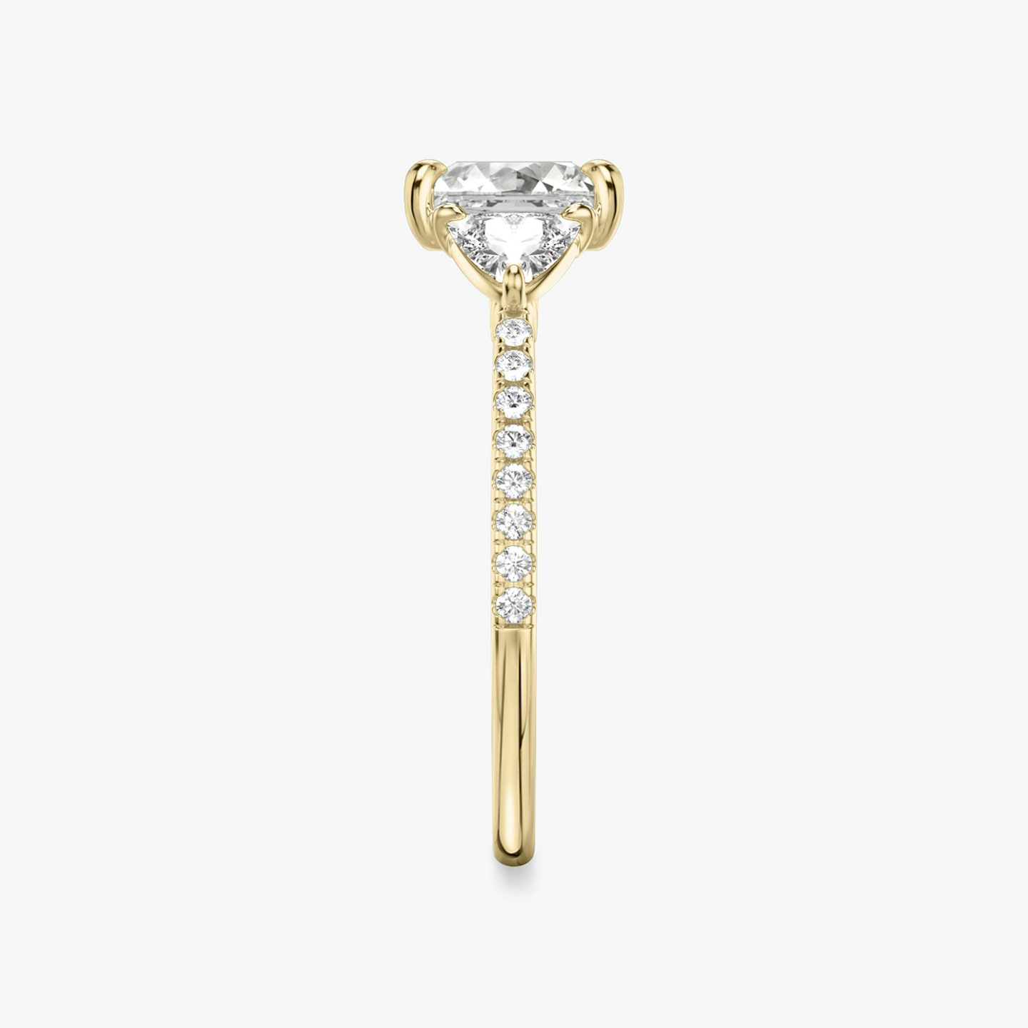 Three Stone | Princess | 18k | Gelbgold | bandAccent: Mit Pavé-Besatz | sideStoneCarat: 0.25ct | sideStoneShape: Trillant | diamondOrientation: vertical | caratWeight: other