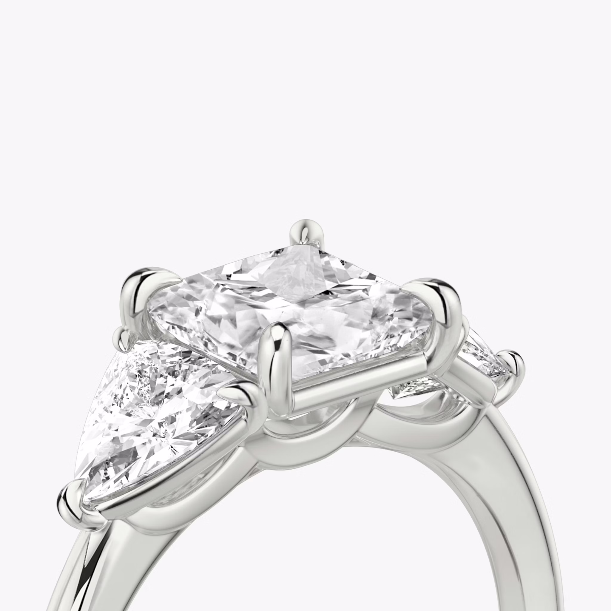 Three Stone | Princess | 18k | Weißgold | bandAccent: Ohne Pavé-Besatz | sideStoneCarat: 0.50ct | sideStoneShape: Trillant | diamondOrientation: vertical | caratWeight: other